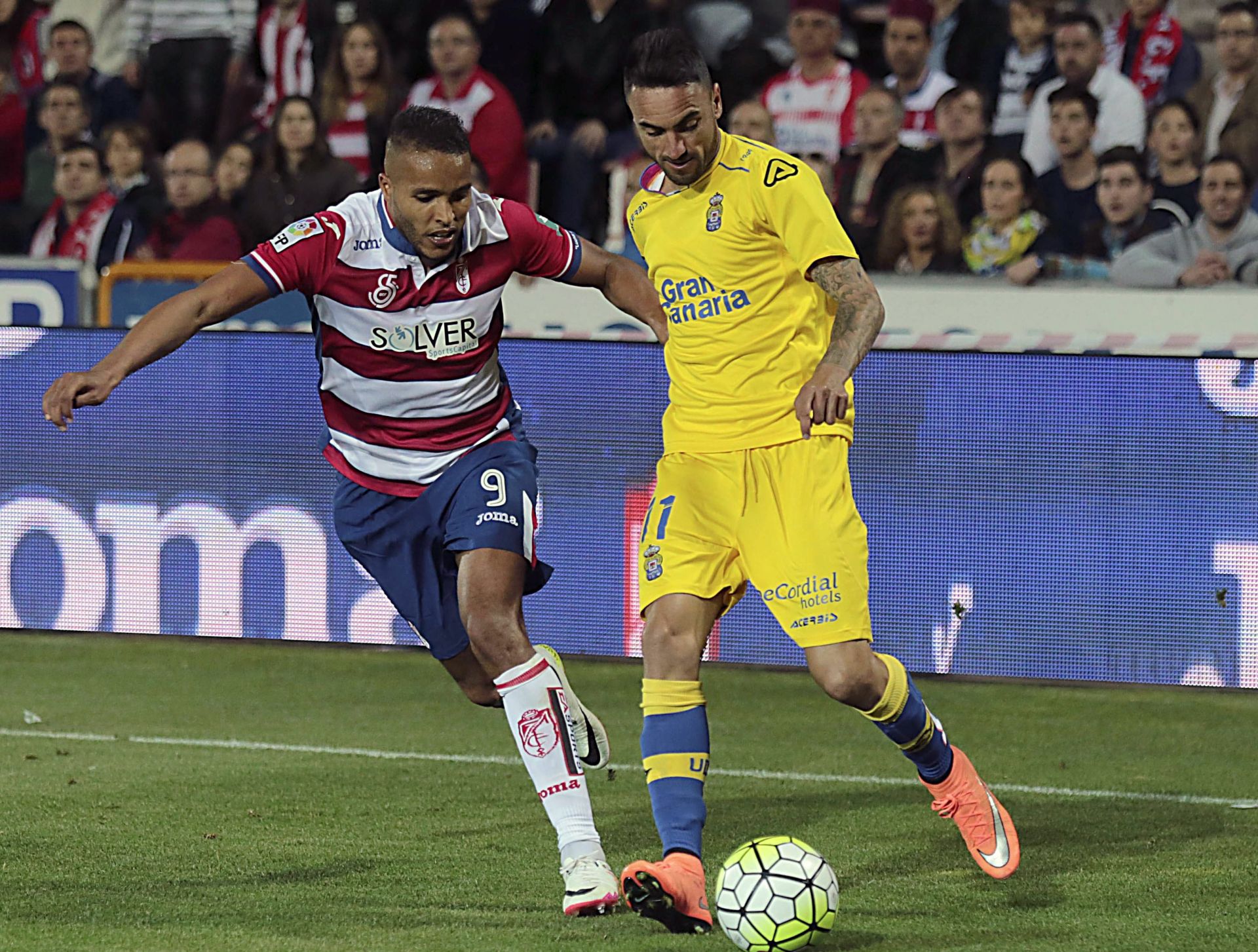 epa05284925 UD Las Palmas' Jeronimo Fifueroa 'Momo' (R) in action against Youssef El-Arabi (L) of Granada during the Spanish Primera Division soccer match played at Nuevo Los Carmenes stadium in Granada, Spain, 30 April 2016.  EPA/PEPE TORRES