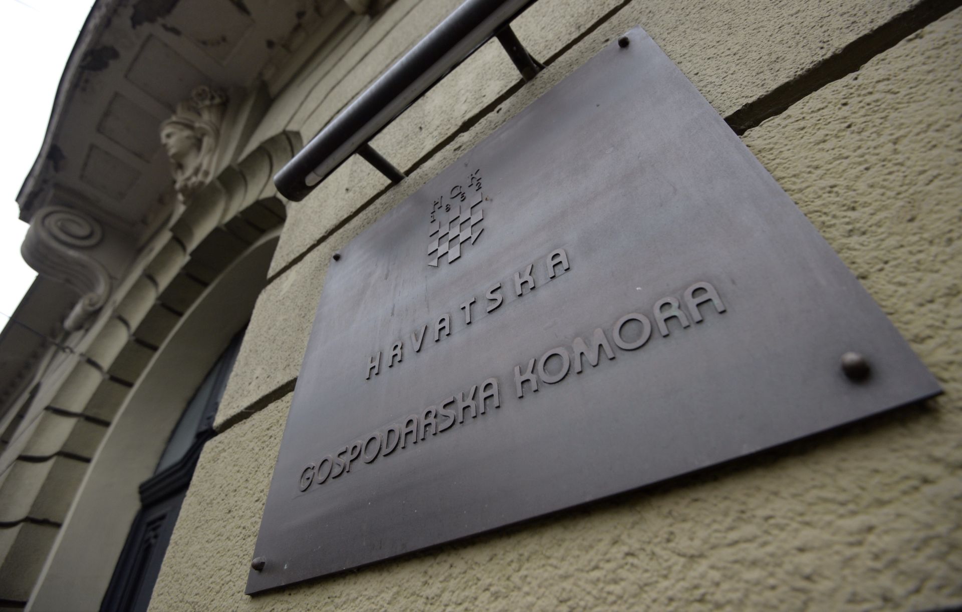 12.11.2013., Zagreb - Policija je jutros uhitila Nadana Vidosevica pod sumnjom da je zloupotrijebio polozaj i ovlasti u aferi izvlacenja 32 milijuna kuna iz Hrvatske gospodarske komore. Inspektori pretrazuju ured u komori.
Photo: Marko Lukunic/PIXSELL