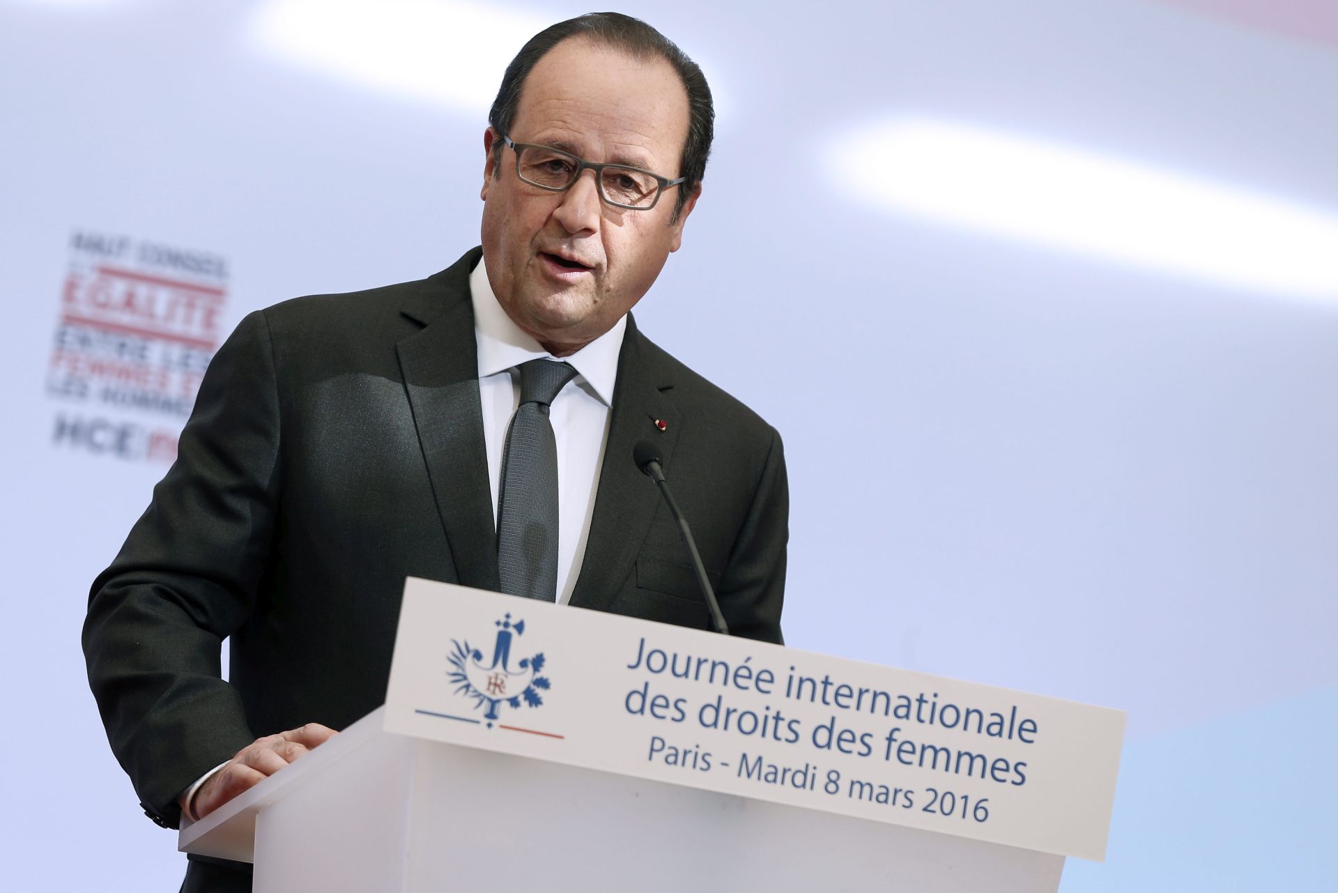 epa05201382 French President Francois Hollande delivers a speech during the launching of the High Council for Equality between Women and Men (HCEfh) on International Women's Day at the Elysee Palace in Paris, France, on 08 March 2016.  EPA/THOMAS SAMSON / POOL MAXPPP OUT