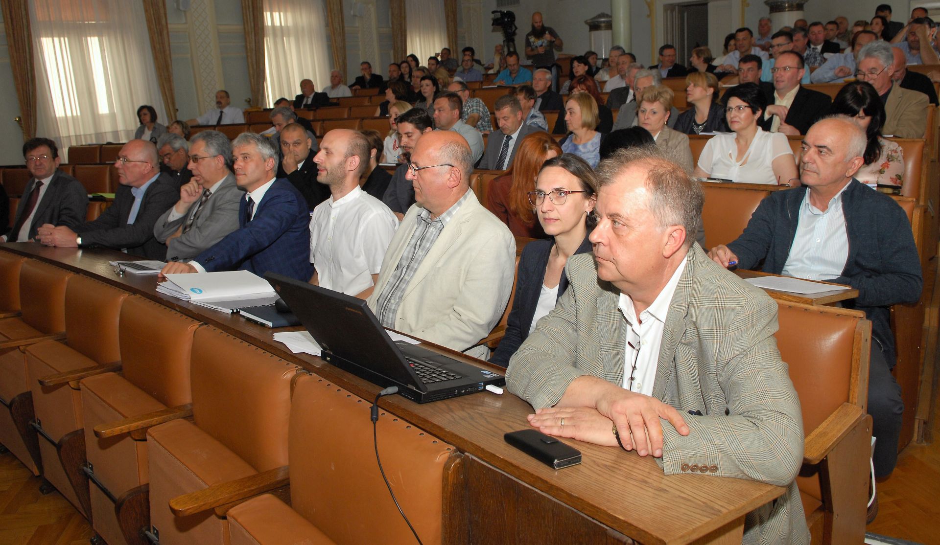Karlovac, 31.5.2016 - U dugoroèni sustav obrane od poplave na karlovaèko-sisaèkom podruèju bit æe potrebno uloiti 900 milijuna kuna, a do 2022., kad bi trebali biti zavreni strateki projekti obrane od poplava, "Hrvatske vode" æe poduzimati i hitne i kratkoroène radove, istaknuto je u utorak na tematskoj sjednici karlovaèkog Gradskog vijeæa na kojoj je prezentirana "Studija izvodljivosti sustava obrane od poplave Grada Karlovca".
foto HINA/ Mladen VOLARIÆ/ ua