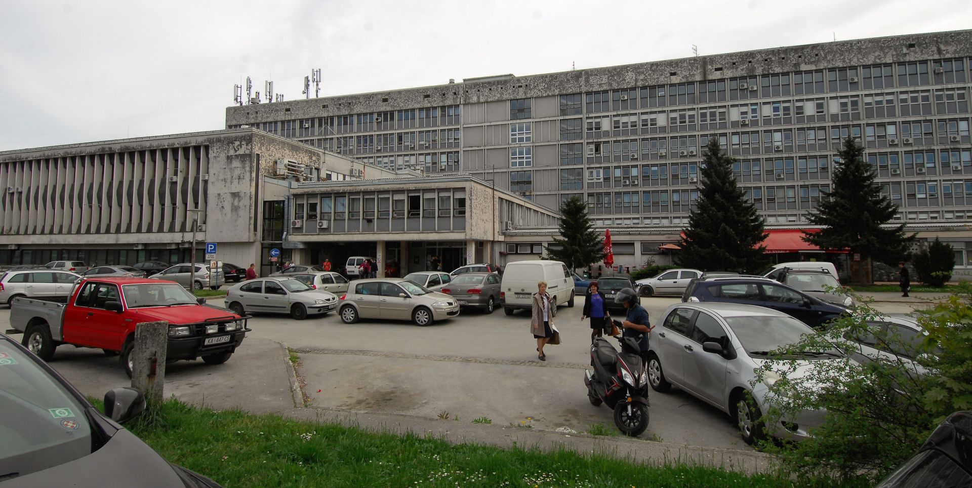 Karlovac, 2.5.2016. - Upravljanje karlovaèkom Opæom bolnicom od sanacijskog upravitelja, kirurga Suada Crnice tijekom ovog tjedna preuzet æe neurolog Ervin Janèiæ, potvrdi li to ministar zdravlja Dario Nakiæ, izvijestili su za Hinu i Janèiæ i Crnica. Na arhivskoj fotografiji Opæa bolnica Karlovac.
foto HINA / Mladen VOLARIÆ / mm