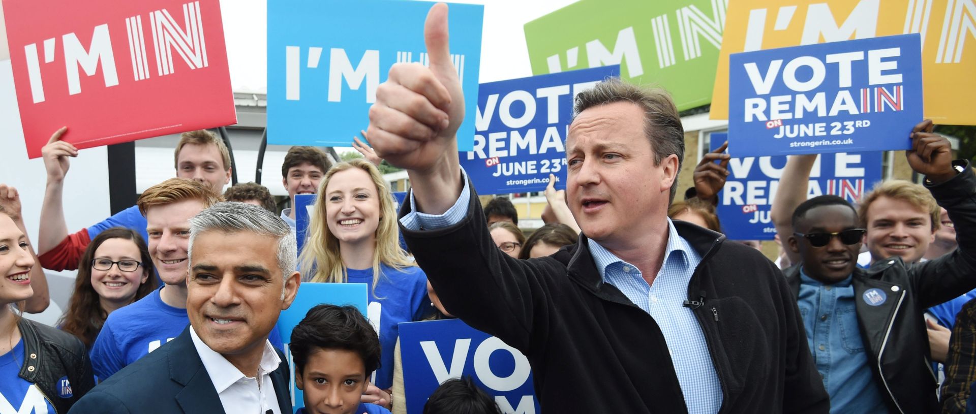 epa05337408 British Prime Minister David Cameron (R) and Mayor of London Sadiq Khan (L) greet supporters during the launch of the battle bus for the 'Remain In' campaign at Froebel College of the University of Roehampton in London, Britain, 30 May 2016. Khan and Cameron will continue to campaign around the United Kingdom in the lead up to the EU referendum on 23 June.  EPA/FACUNDO ARRIZABALAGA / POOL
