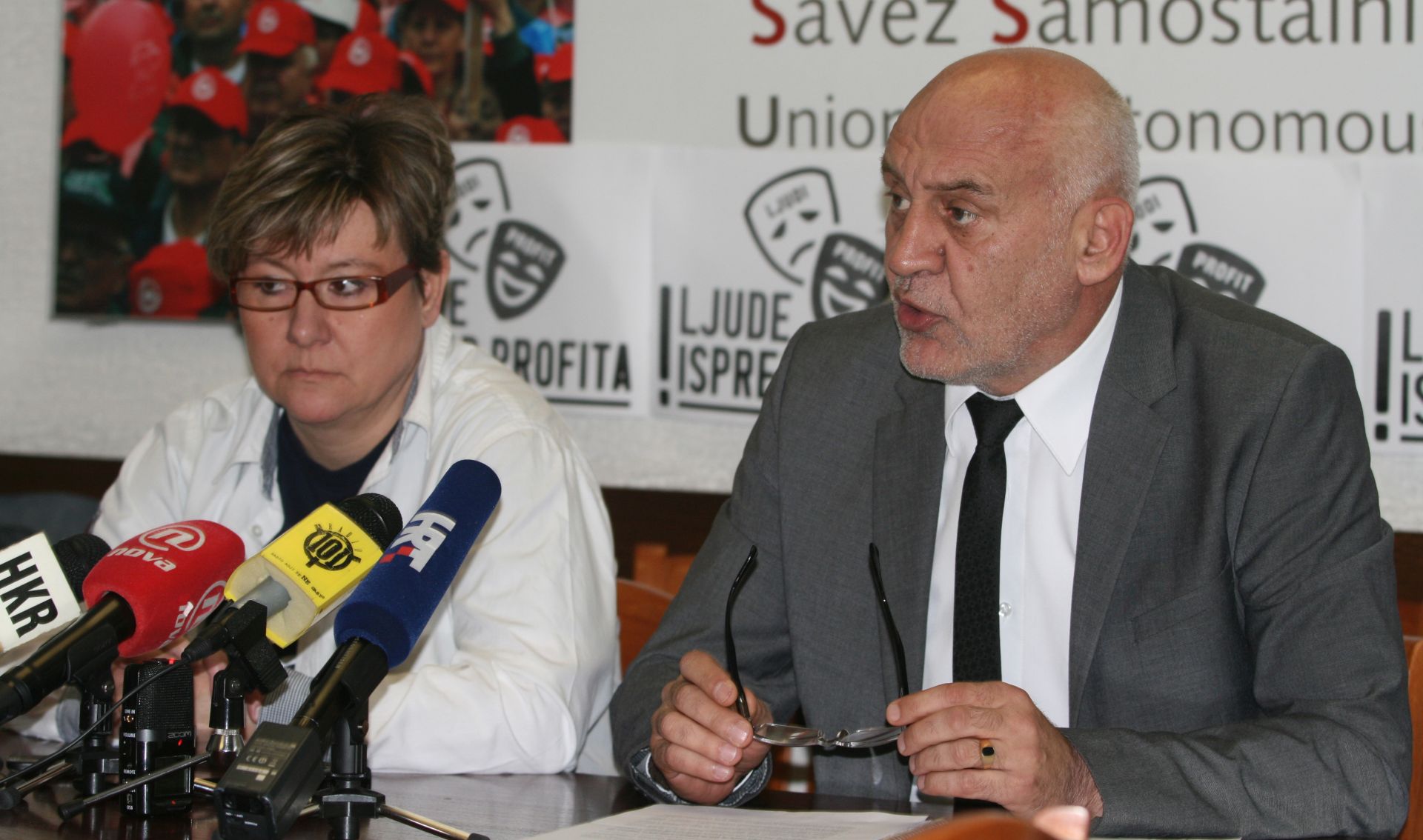 Zagreb, 11.05.2016 - Konferencija za novinare Samostalnoga sindikata radnika u djelatnostima energetike, kemije i nemetala Hrvatske (EKN), udruenoga u Savez samostalnih sindikata Hrvatske (SSSH). Tema konferencije  je "Bajka je gotova - vukovi jedu Imunoloki zavod". Na slici predsjednik Sindikata EKN-a eljko Klaus i povjerenica Sindikata EKN-a u sindikalnoj podrunici Imunoloki zavod Lidija Jagarinec.
foto HINA/ Zvonimir KUHTIÆ /ds