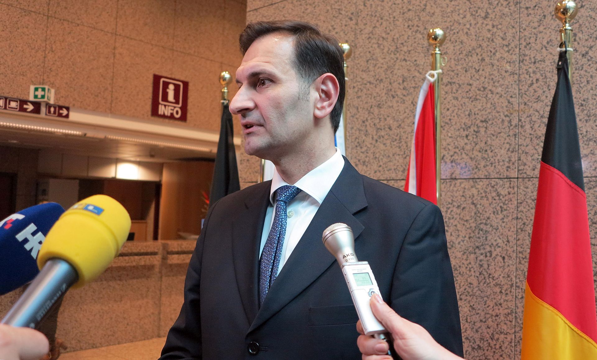 Bruxelles, 23.5.2016 - Hrvatski ministar vanjskih i europskih poslova Miro Kovaè, koji sudjeluje na sastanku ministara vanjskih poslova zemalja èlanica EU-a u Bruxellesu, izjavio je kako "ima dojam" da se pribliava rjeenje za otvaranje pregovora sa Srbijom u poglavlju 23, za koje Hrvatska jo nije dala zeleno svjetlo.
foto HINA/ Slavko VUKADIN/ ua