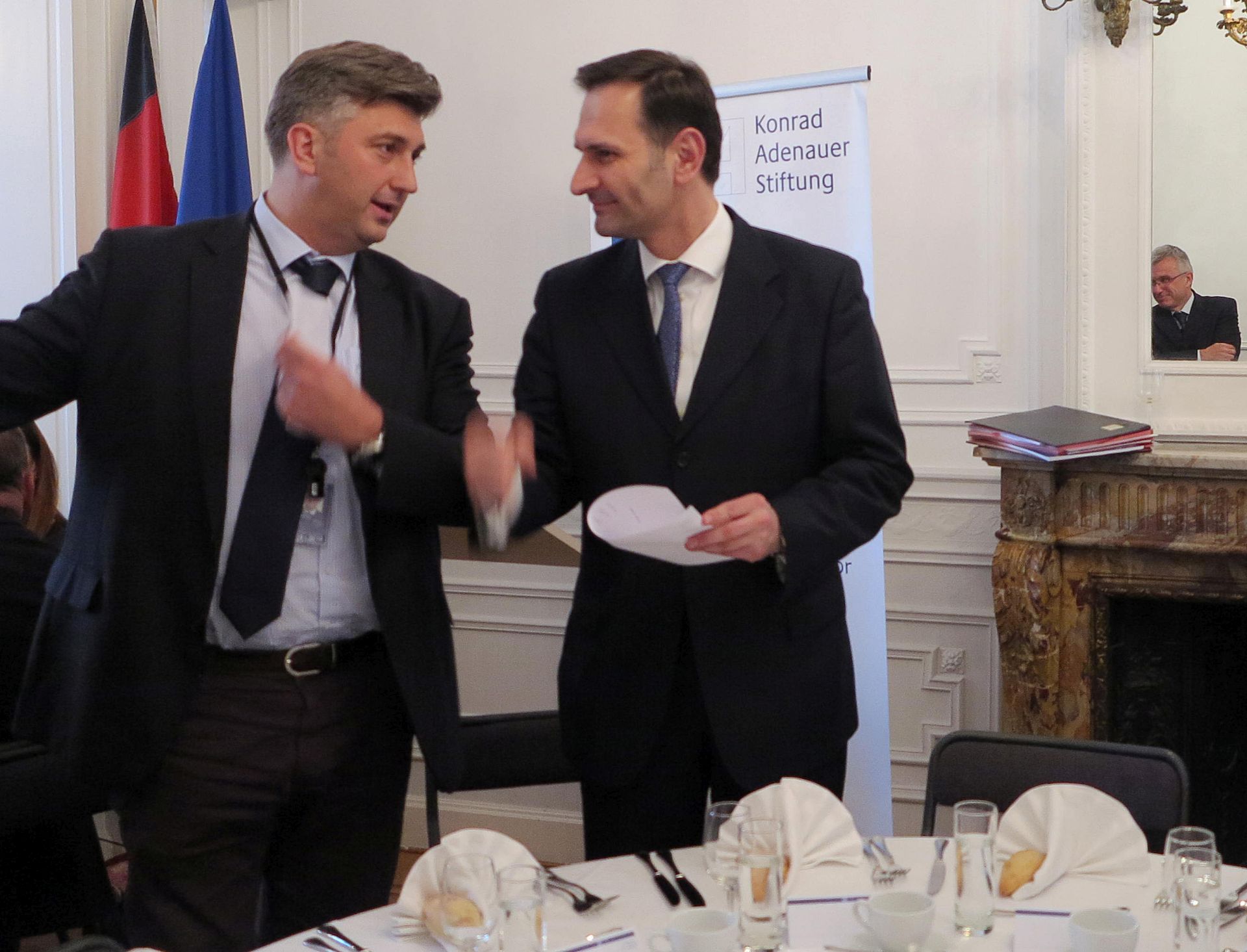 Bruxelles, 23.5.2016 - Hrvatski ministar vanjskih i europskih poslova Miro Kovaè odrao je u ponedjeljak naveèer u bruxelleskom Europskom uredu Zaklade Konrad Adenauer vrlo posjeæeno predavanje na temu "Hrvatska na raskriju izmeðu srednje i jugoistoène Europe". Na slici Andrej Plenkoviæ i Miro Kovaè.
foto HINA/ Slavko VUKADIN/ ua