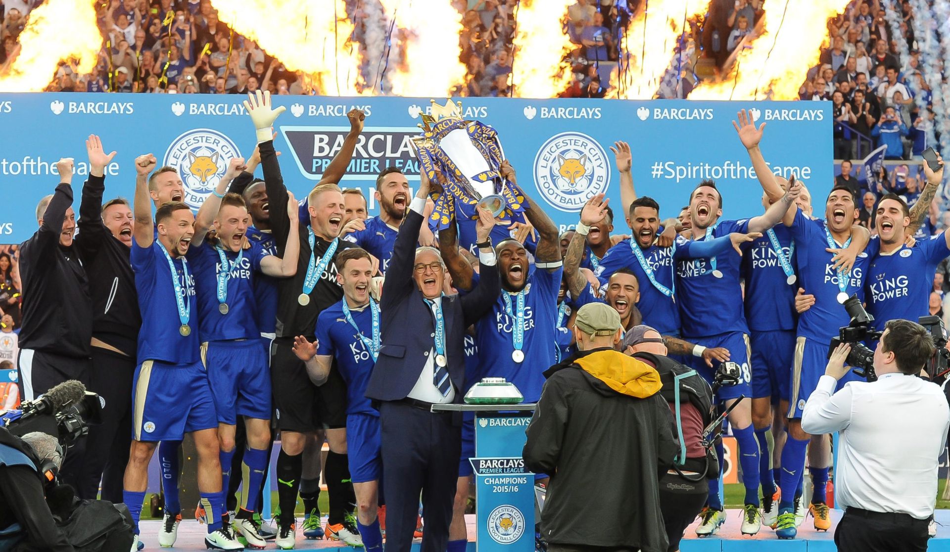 epa05293913 Leicester City manager Claudio Ranieri (C-L) and his captain Wes Morgan (C-R) lift the Premier League trophy after the English Premier League match between Leicester City and Everton at the King Power stadium Leicester in Leicester, Britain, 07 May 2016.  EPA/SIMON KIMBER EDITORIAL USE ONLY. No use with unauthorized audio, video, data, fixture lists, club/league logos or 'live' services. Online in-match use limited to 75 images, no video emulation. No use in betting, games or single club/league/player publications