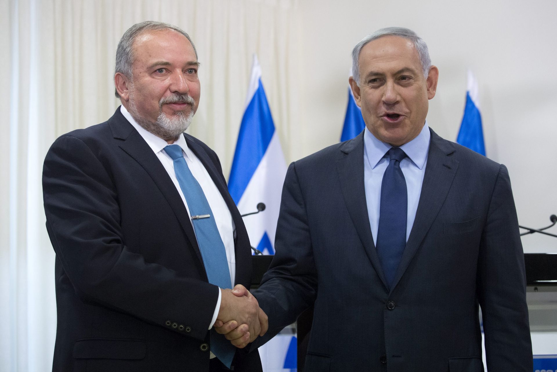 epa05327991 Israeli Prime Minister Benjamin Netanyahu (R) and former foreign minister Avigdor Lieberman (L) attend the signing of coalition agreements at the Knesset (Israeli parliament) in Jerusalem, Israel, 25 May 2016. Lieberman and his party 'Israel Beitenu' will join  Netanyahu's coalition and Lieberman will take over the Ministry of Defence.  EPA/ABIR SULTAN