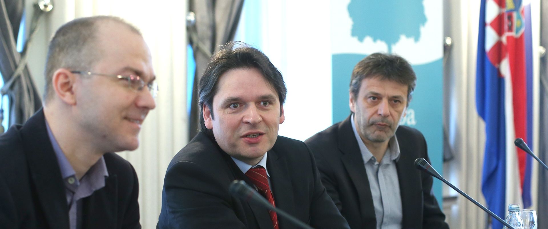 27.01.2015., Zagreb - U Novinarskom domu Udruga Lipa odrzala je prvo javno predstavljanje i prezentirala rezultate istrazivanja o ekonomskim stavovima biraca. S lijeva: Dragan Bagic, Velimir Sonje, Davor Huic. Photo: Sanjin Strukic/PIXSELL