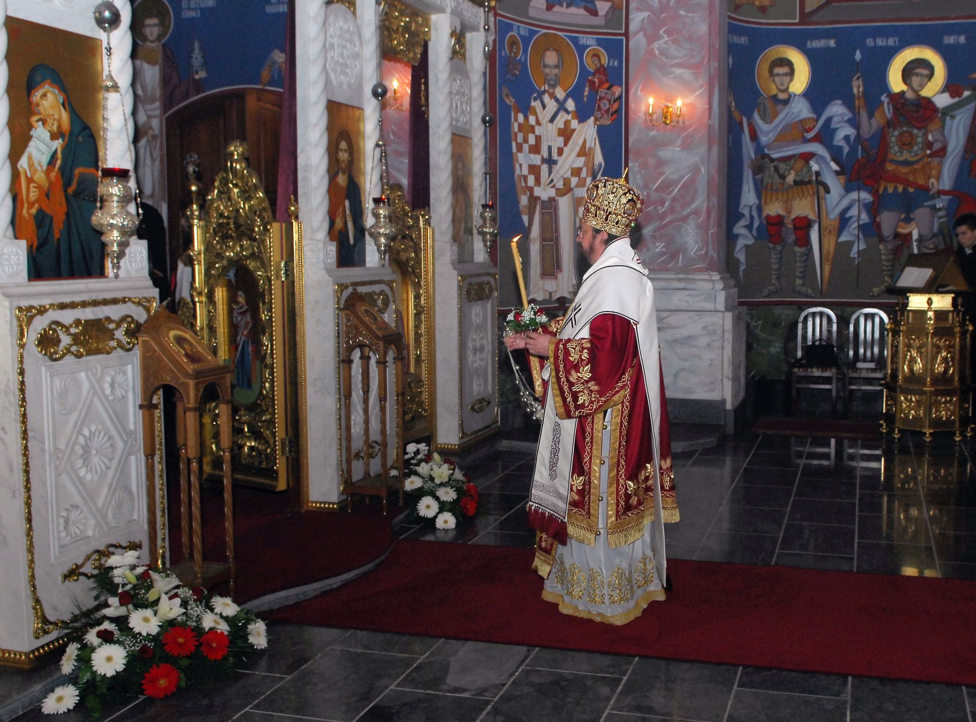 Karlovac, 1.5.2016. - U novoizgraðenom hramu sv. Nikole u Karlovcu ponoæku povodom pravoslavnog Uskrsa predvodio je vladika gornjokarlovaèki Gerasim. 
foto HINA / Mladen VOLARIÆ / mm