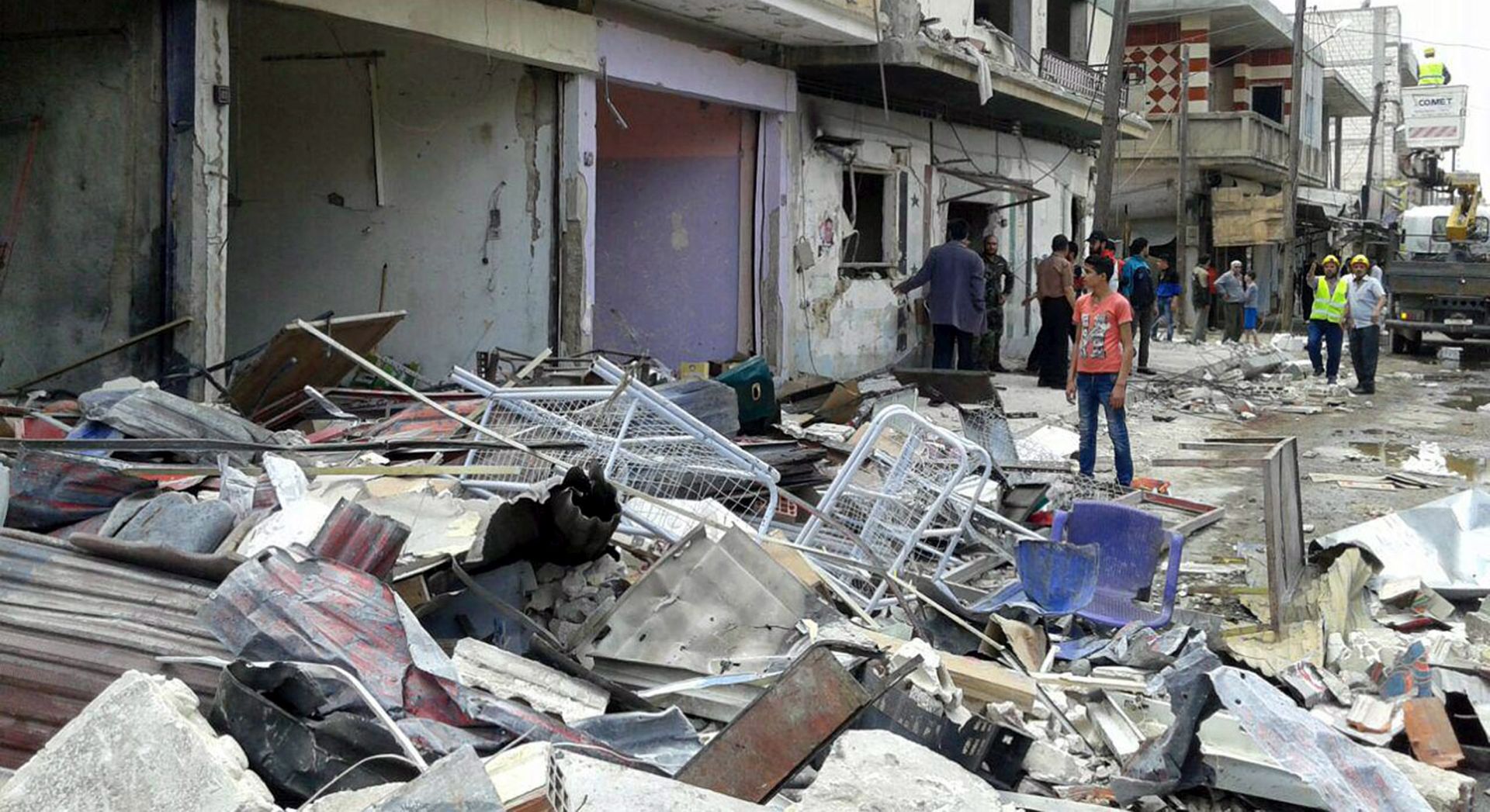 epa05290955 A handout picture released by the official Syrian Arab News Agency (SANA) shows Syrian citizens inspecting the area targeted by twin terrorist attacks that hit in al-Mukhraam al-Fouqani town in the eastern countryside of Homs province, Syria, 05 May 2016. According to SANA that terrorists blew up a car and a motorcycle in al-Mukhraam al-Fouqani town in the eastern countryside of Homs province where 12 people were killed and 40 others were injured.  EPA/SANA / HANDOUT  HANDOUT EDITORIAL USE ONLY/NO SALES