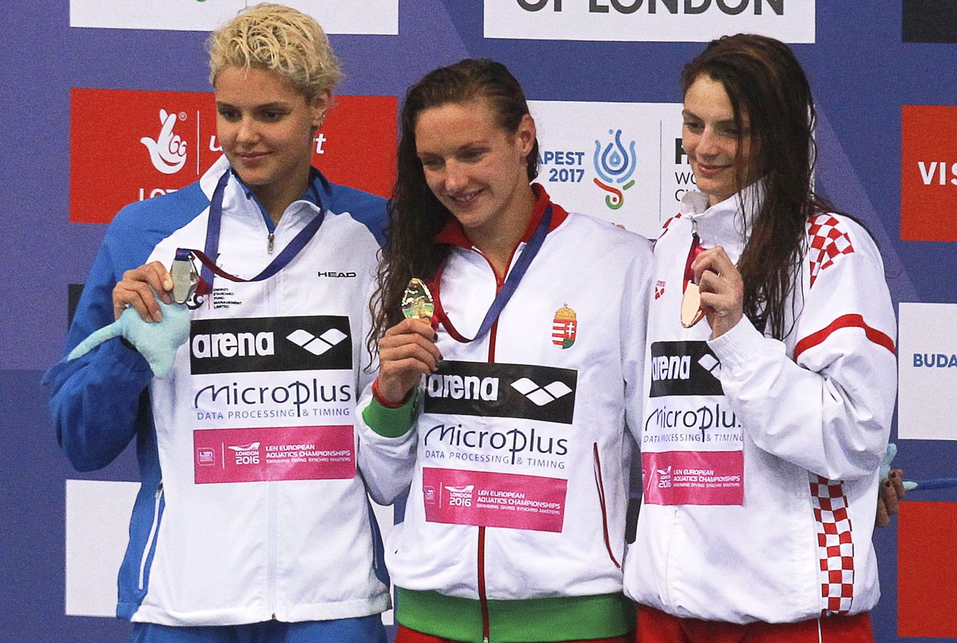 epa05312849 Katinka Hosszu (C) of Hungary poses with her gold medal, flanked by silver medalist Daryna Zevina (L) of Ukraine and bronze medalist Matea Samardzic (R) of Croatia, after winning the women's 200m Backstroke final at the LEN European Aquatics Championships 2016 in London, Britain, 17 May 2016.  EPA/SEAN DEMPSEY