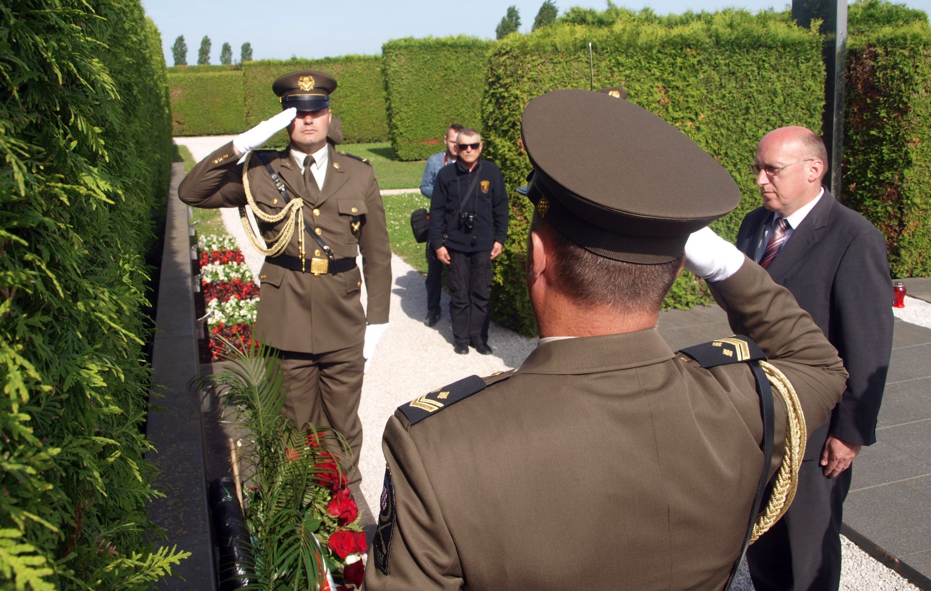 Varadin, 29.5.2016. - Na Varadinskom groblju odrana je sveèanost otkrivanja Spomen obiljeja hrvatskim braniteljima Varadinske upanije smrtno stradalim i nestalim u Domovinskom ratu. Na fotografiji pomoænik ministra obrane Zdravko Jakop, kao izaslanik predsjednice RH.
foto HINA / Sinia KALAJDIJA / mm