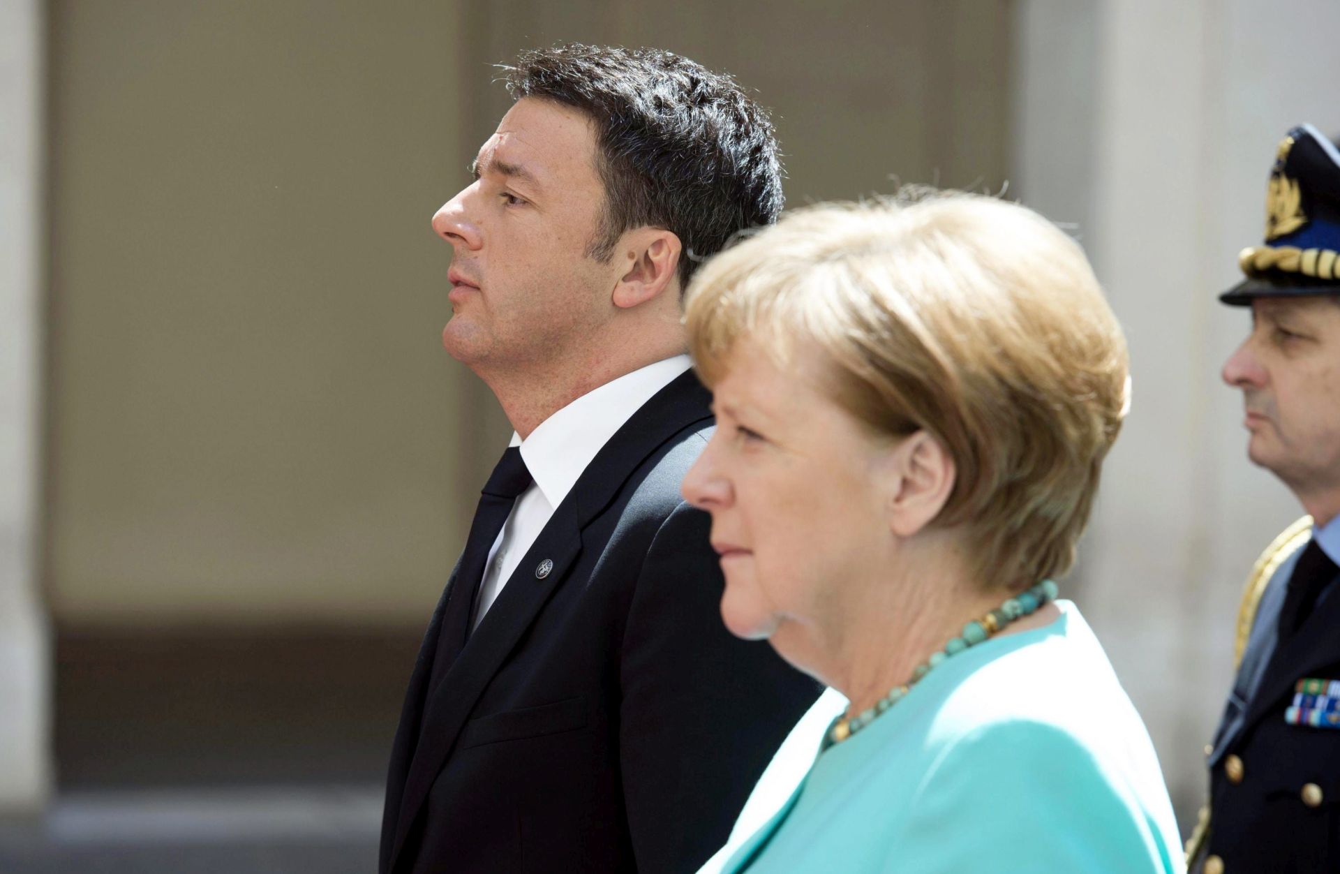 epa05290557 A handout picture provided by Chigi Palace Press Office on 05 May shows the Prime Minister of Italy, Matteo Renzi, meeting with German Chancellor Angela Merkel, at Chigi Palace in Rome, Italy, 05 May 2016.  EPA/TIBERIO BARCHIELLI / CHIGI PALACE PRESS OFFICE / HANDOUT USE ONLY IN CONNECTION WITH CURRENT STORY HANDOUT EDITORIAL USE ONLY/NO SALES