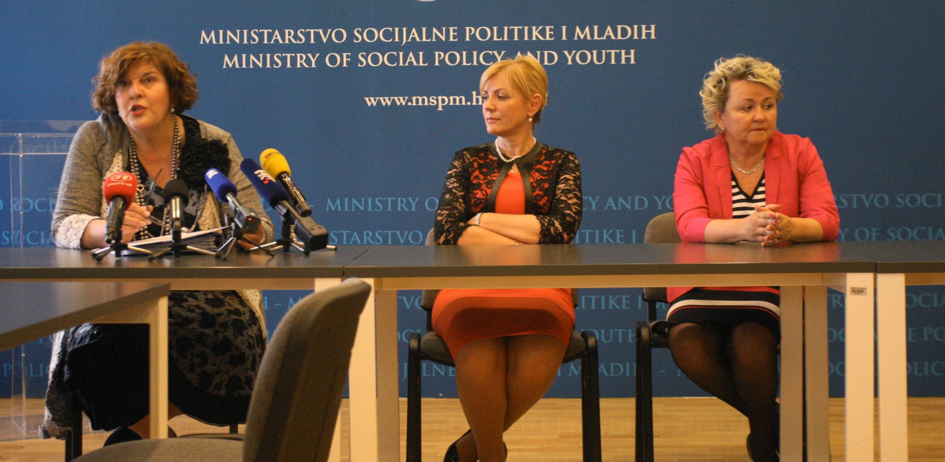 Zagreb, 23.05.2016 - Ministarstvo socijalne politike i mladih sazvalo je tiskovnu konferenciju na kojoj je javno predstavljena Radna skupina za izradu Nacrta prijedloga Obiteljskog zakona. Na fotografiji Bernardica Juretiæ (S), Ljubica Matijeviæ Vrsaljko (L). foto HINA /Zvonimir KUHTIÆ/ zk