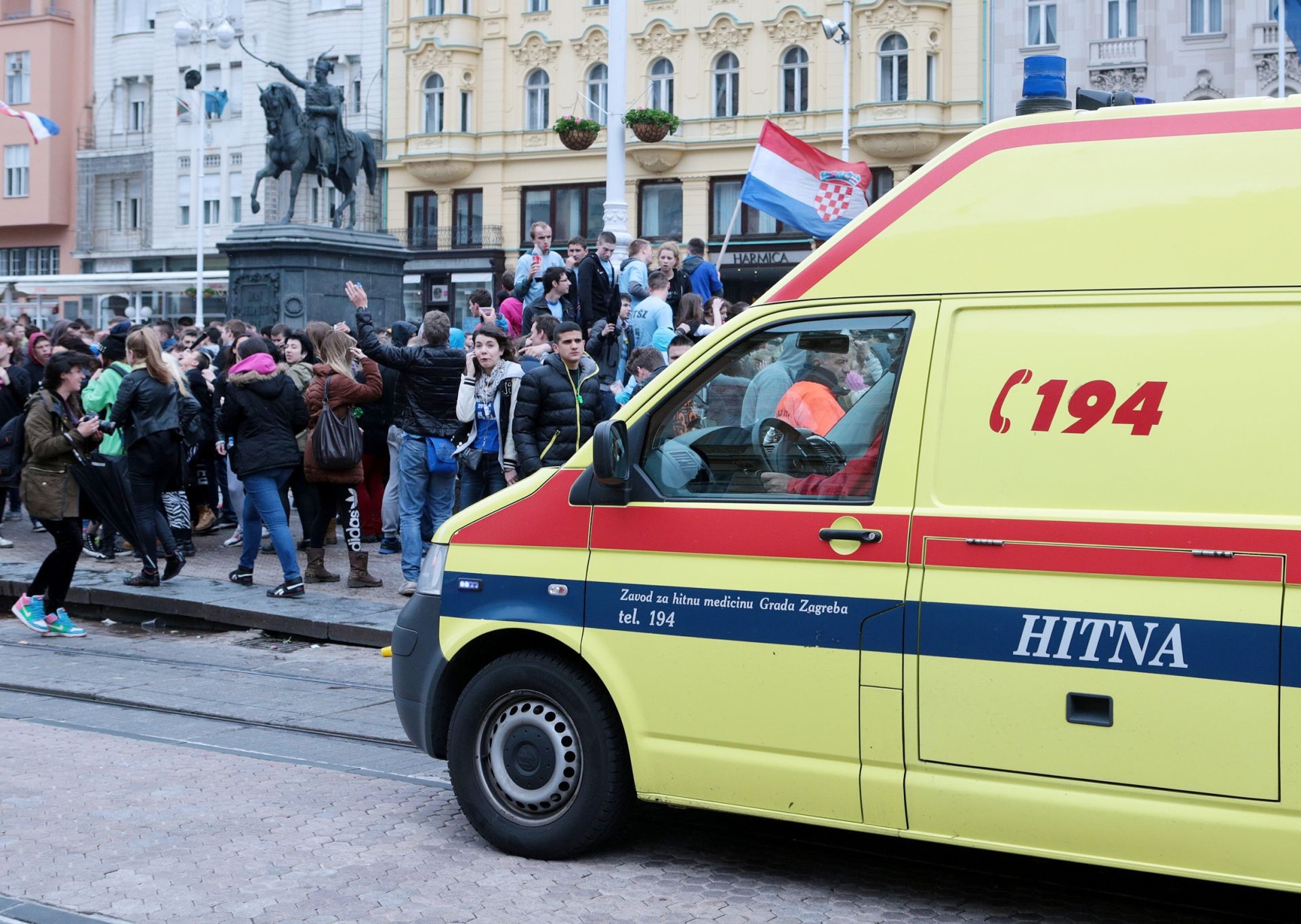 16.05.2014., Zagreb - Norijada, dan maturanata, pocela je okupljanjem na Trgu bana Jelacica gdje je za ucenike, njihove razrednike i nastavnike uprilicen glazbeni program dobrodoslice. Povorka ce, u pratnji glazbe, zdravstvene ekipe i prometne policije, krenuti prema Bundeku. 
Photo: Patrik Macek/PIXSELL
