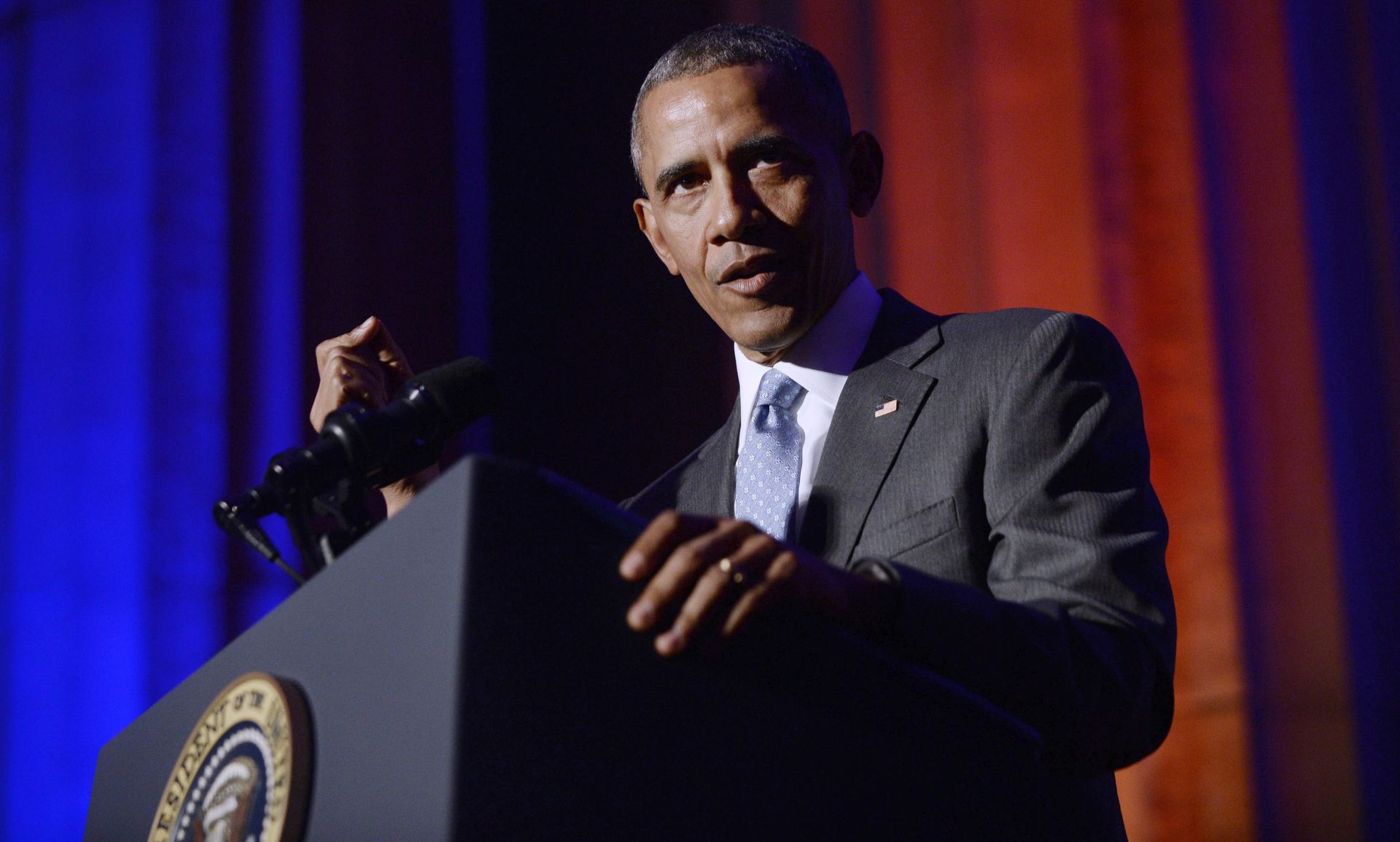 epa05234131 US President Barack Obama delivers the keynote address at the awards dinner for Syracuse University's Toner Prize for Excellence in Political Reporting at the Andrew W. Mellon Auditorium in Washington, DC, USA, 28 March 2016. The event recognizes the importance of quality, fact-based political journalism.  EPA/OLIVIER DOULIERY/POOL