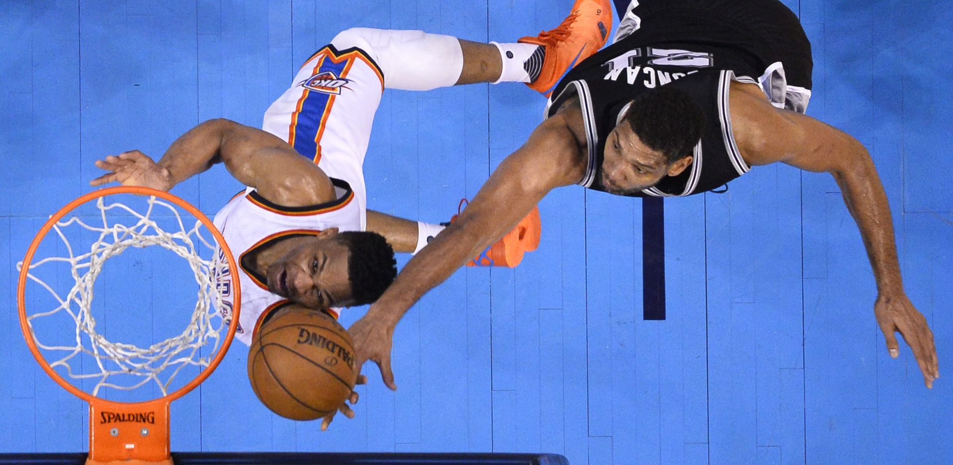 epa05302956 San Antonio Spurs player Tim Duncan (R) tries to block a shot against Oklahoma City Thunder player Russell Westbrook (L) in the second half of the NBA Western Conference semifinal basketball game six between the Oklahoma City Thunder and the San Antonio Spurs at the Chesapeake Energy Arena in Oklahoma City, Oklahoma, USA, 12 May 2016.  EPA/LARRY W. SMITH CORBIS OUT