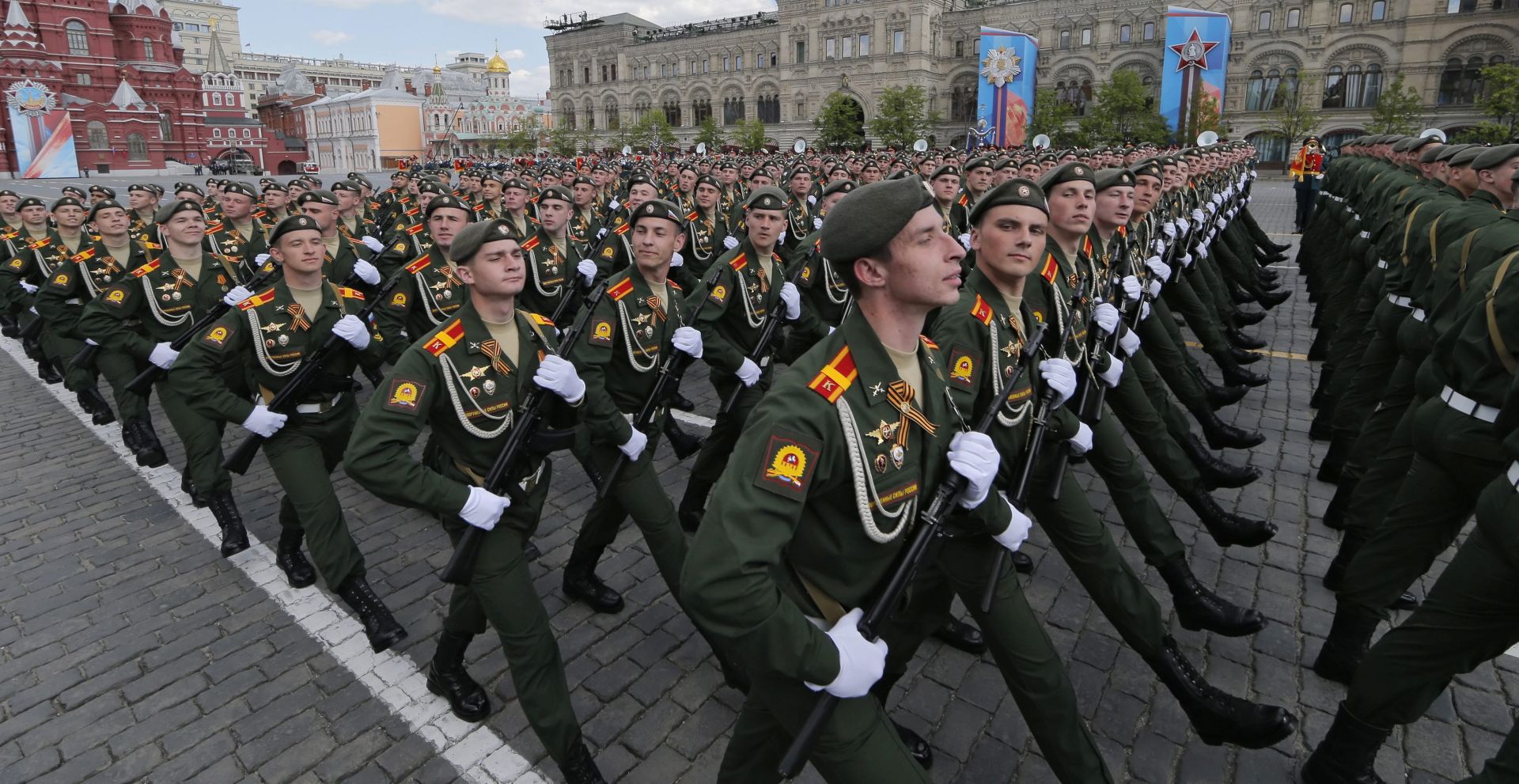 epa05292773 Russian servicemen take part in the rehearsal for a military parade in Moscow, Russia, 07 May 2016. The Victory Day parade on 09 May 2016 marks the 71st anniversary since the capitulation of Nazi Germany.  EPA/YURI KOCHETKOV