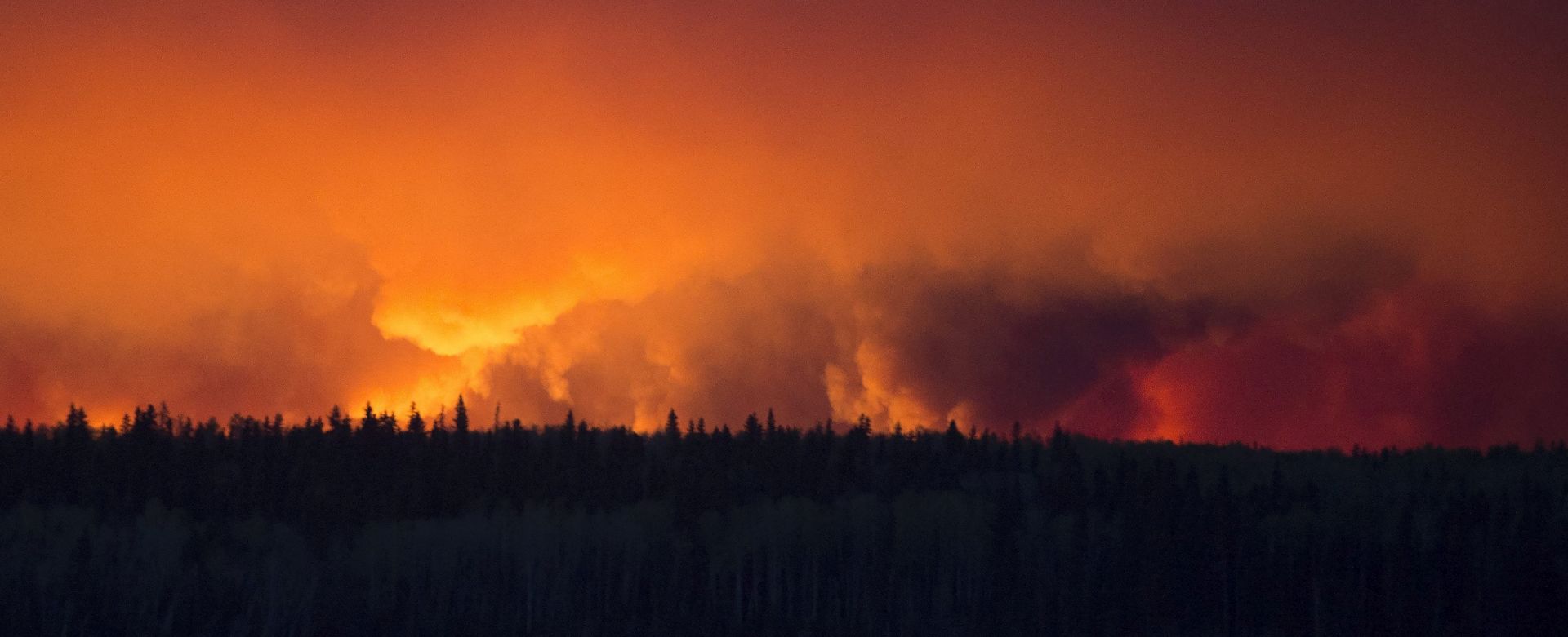 epa05291241 A handout photo provided by the Government of Alberta on 05 May 2016 shows a massive wildfire raging near Anzac, a hamlet 48 km southwest of Fort McMurray, Alberta, Canada, 04 May 2016. Weather conditions were making it more difficult to extinguish a forest fire that has forced the evacuation of some 80,000 people from the northwestern Canadian city of Fort McMurray. Alberta provincial authorities estimated that at least some 1,600 buildings in the city have been consumed by the flames, which have not caused any deaths or injuries so far.  EPA/CHRIS SCHWARZ / GOVERNMENT OF ALBERTA / HANDOUT  HANDOUT EDITORIAL USE ONLY/NO SALES