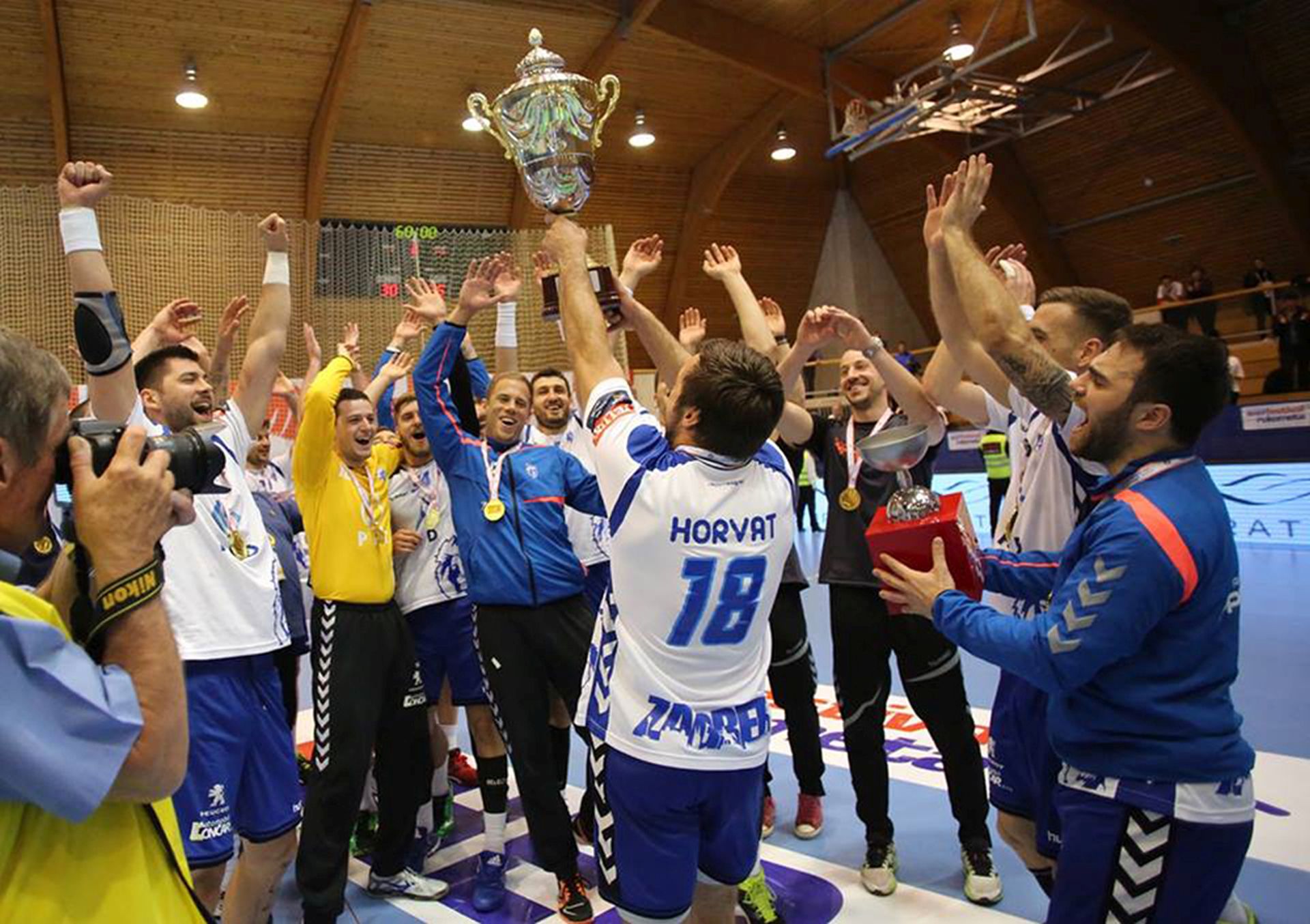 Umag, 15.05.2016 -Rukometai PPD Zagreba pobijedili su u nedjelju Varadin s 30-25 (16-14) u finalnoj utakmici Kupa Hrvatske odigranoj u nedjelju u Umagu te po 14. put zaredom, a 23. put ukupno, osvojili pobjednièki trofej. 
foto HINA/ HRS/ ik