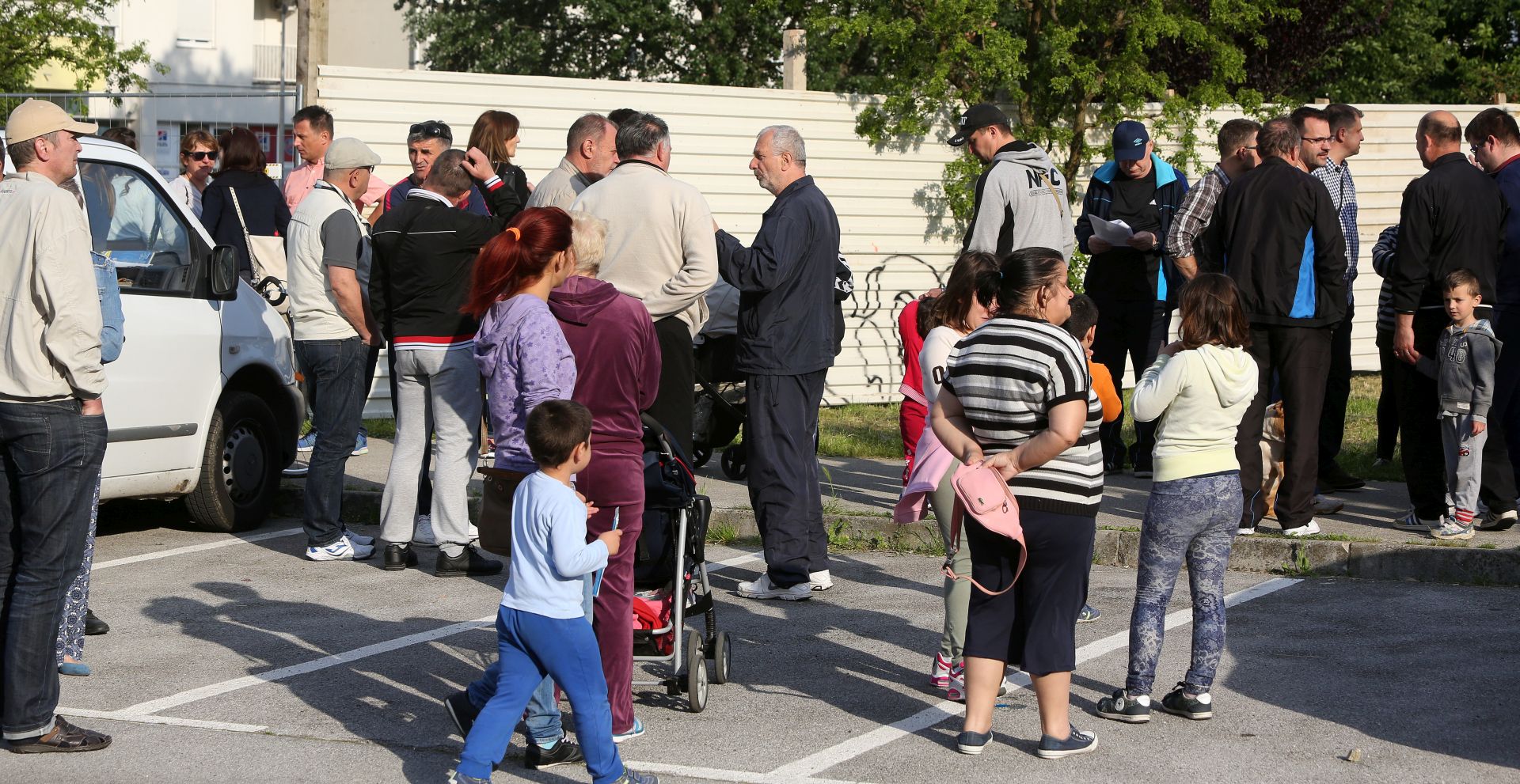 Zagreb, 20.05.2016. - Graðani zagrebaèkog kvarta Lanite organizirali su prosvjed protiv izgradnje novog stambeno-poslovnog objekta na Lanitu u Parku Branitelja. Na fotografiji graðani.  foto HINA/ Daniel KASAP/ dk