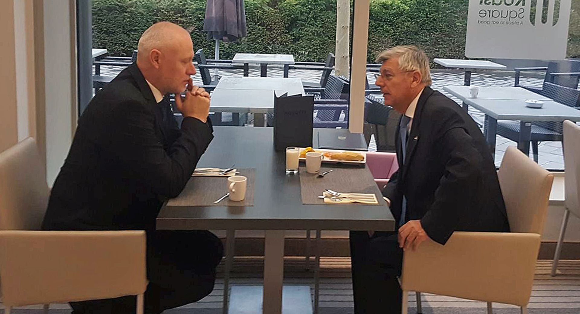 Luxembourg, 23.5.2016 - Odnosi Hrvatske i Slovenije intenzivni su na razlièitim podruèjima, posebice u gospodarstvu i kulturi, a otvorena pitanja treba rjeavati sustavno na svim razinama, zakljuèili su predsjednici hrvatskih i slovenskih parlamenata eljko Reiner i Milan Brglez na sastanku u Luksemburgu.
foto HINA/ Hrvatski sabor/ ua