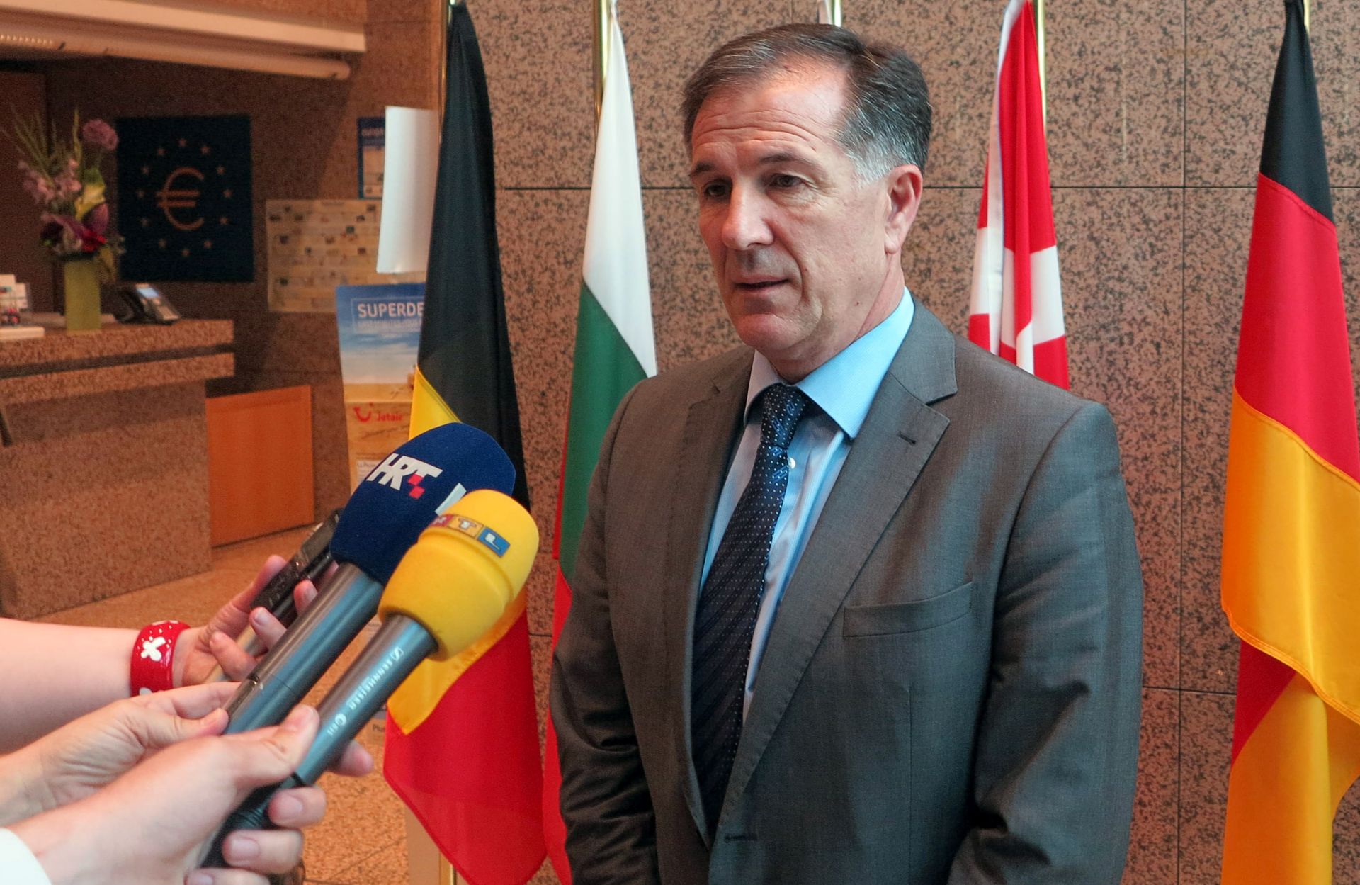 Bruxelles, 17.05.2016 -  Europska komisija je prije desetak dana uputila hrvatskim vlastima dopis s primjedbama u vezi s natjeèajima za projekte iz Programa ruralnog razvoja, a Hrvatska ima dva mjeseca za odgovor na primjedbe, potvrdio je u utorak ministar poljoprivrede Davor Romiæ.
foto HINA/ slavko VUKADIN/ ik