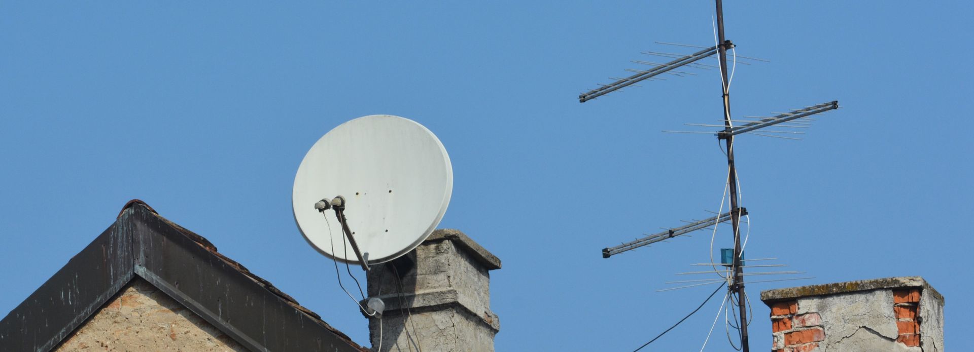 10.03.2015., Sisak - Satelitske antene na krovovima, balkonima i proceljima stambenih zgrada i kuca. Photo:Nikola Cutuk/PIXSELL