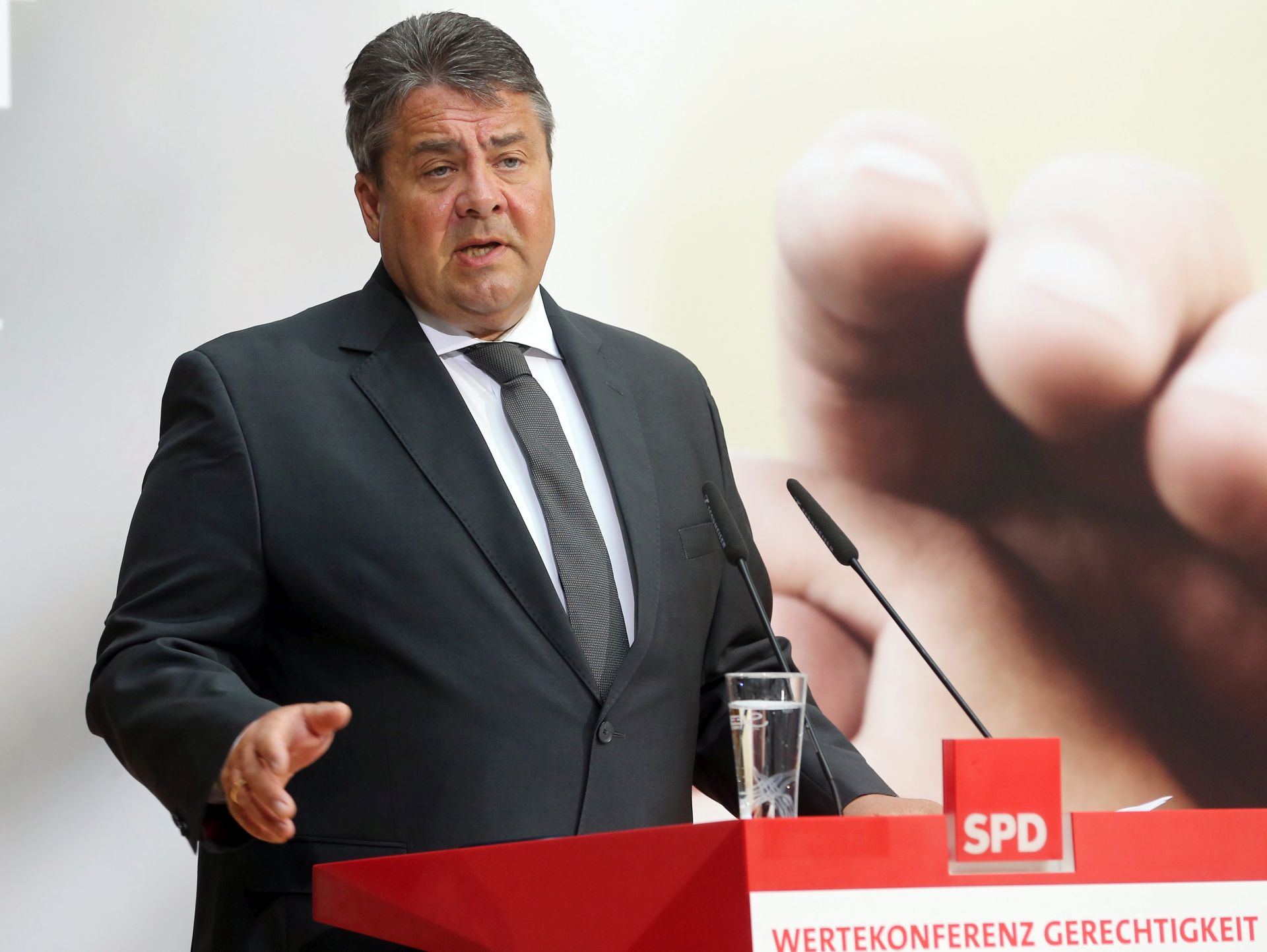 epa05296037 Social Democratic Party (SPD) chairman Sigmar Gabriel speaks at the start of the 'Value Conference Justice' in the Willy Brandt Haus in Berlin, Germany, 09 May 2016. He called upon his party, currently experiencing a low approval rating, not to rest on past social-political successes.  EPA/WOLFGANG KUMM