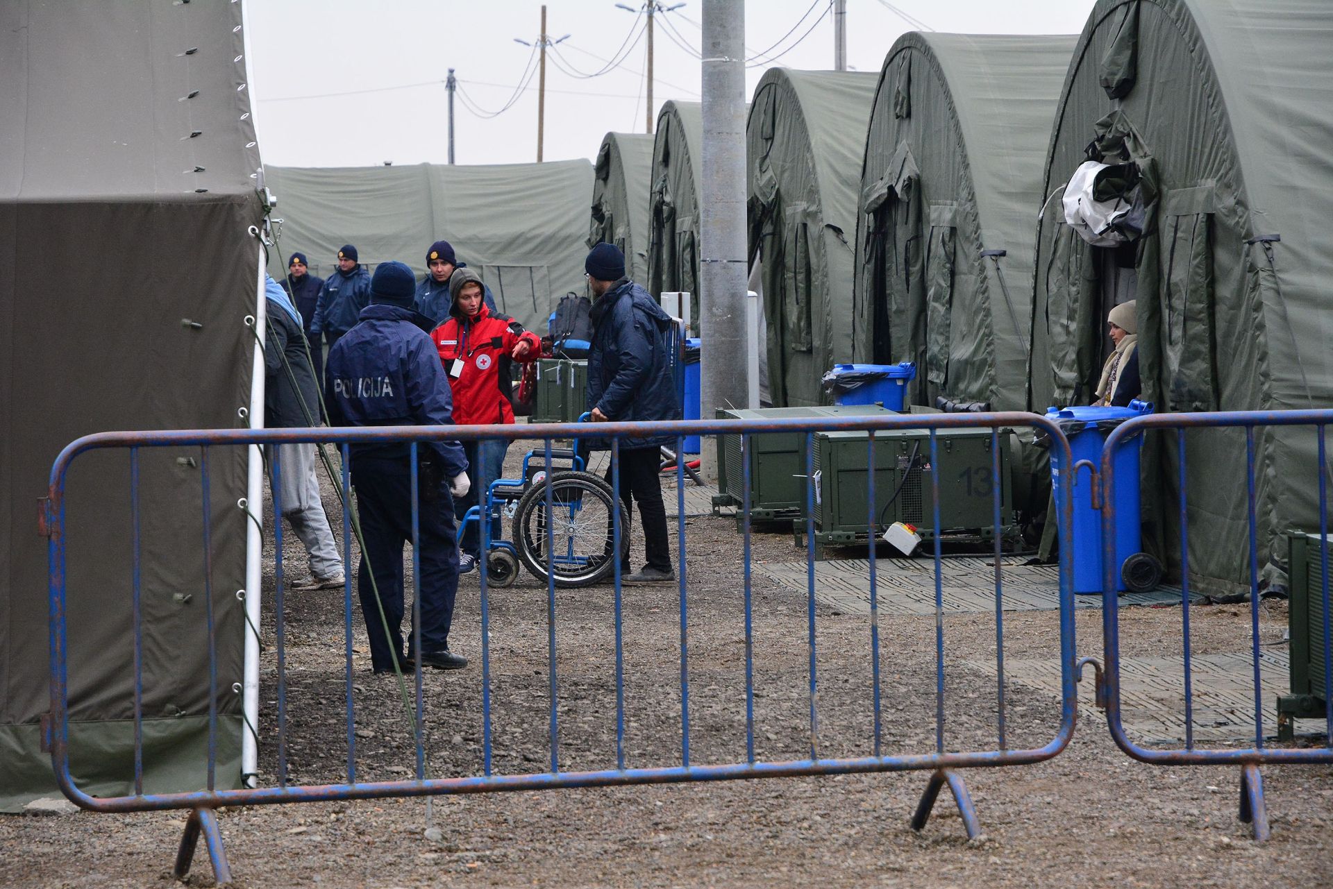 27.11.2015., Slavonski Brod - Zbog losih vremenskih uvjeta smanjen je priljev migranata u zimskom tranzitnom centru za izbjeglice. Tako je jutros je u kampu bilo svega cetrnaest migranata. Tijekom popodneva poceli su pristizati novi autobusi, a tijekom dana se ocekuje dolazak nesto vise od tisucu migranata.
Photo: Ivica Galovic/PIXSELL