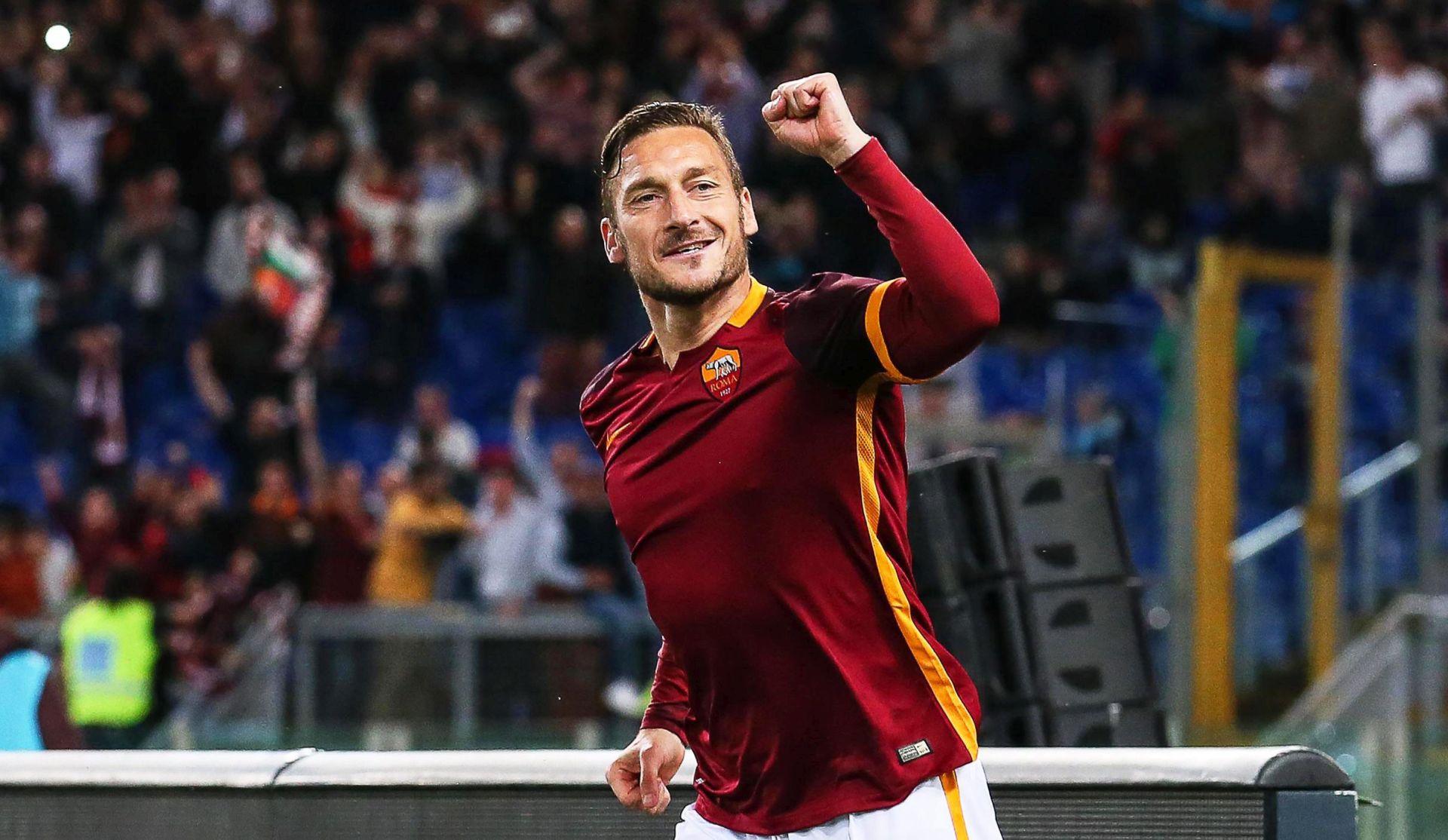epa05269404 Roma's Francesco Totti celebrates after scoring the 2-2 equalizer during the Italian Serie A soccer match between AS Roma and Torino FC at Olimpico stadium in Rome, Italy, 20 April 2016.  EPA/ALESSANDRO DI MEO