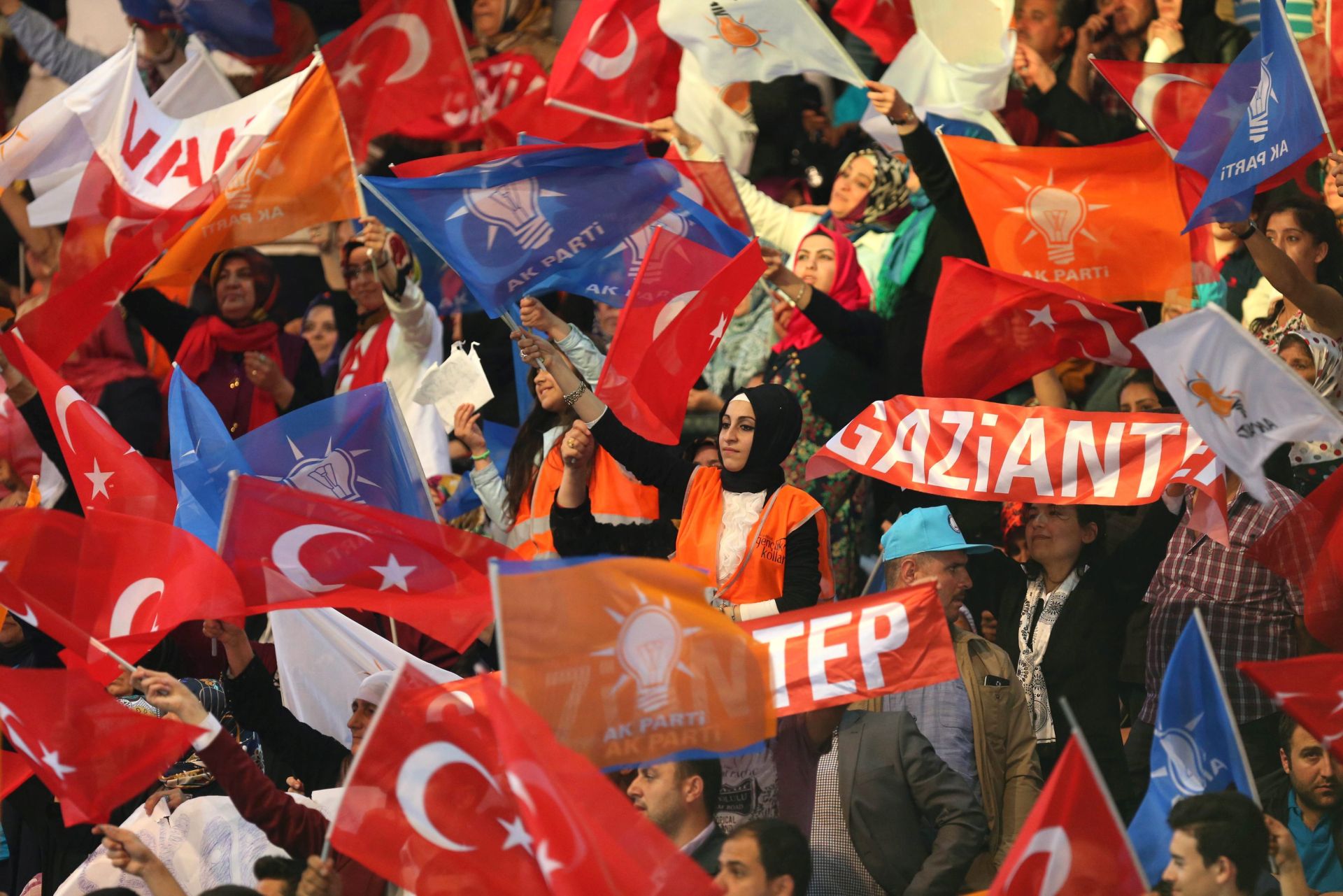 epa05322729 Supporters of AKP greet Turkey's Transportation Minister Binali Yildirim (not pictured) during the Extraordinary Congress of the ruling Justice and Development Party (AKP) to choose the new leader of the party, in Ankara, Turkey, 22 May 2016. Binali Yildirim was named on 19 May as the sole candidate to head Turkey's ruling Justice and Development, or AKP, party to succeed Ahmet Davutoglu, who resigned as prime minister.  EPA/STR