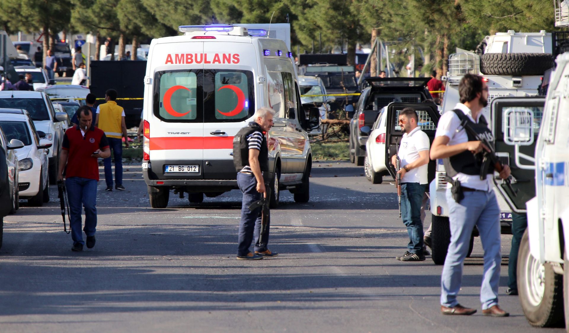epa05297985 Turkish policemen secure the area after an explosion in Diyarbakir, Turkey, 10 May 2016. At least three dead and 45 wounded, according to local media reports.  EPA/STR