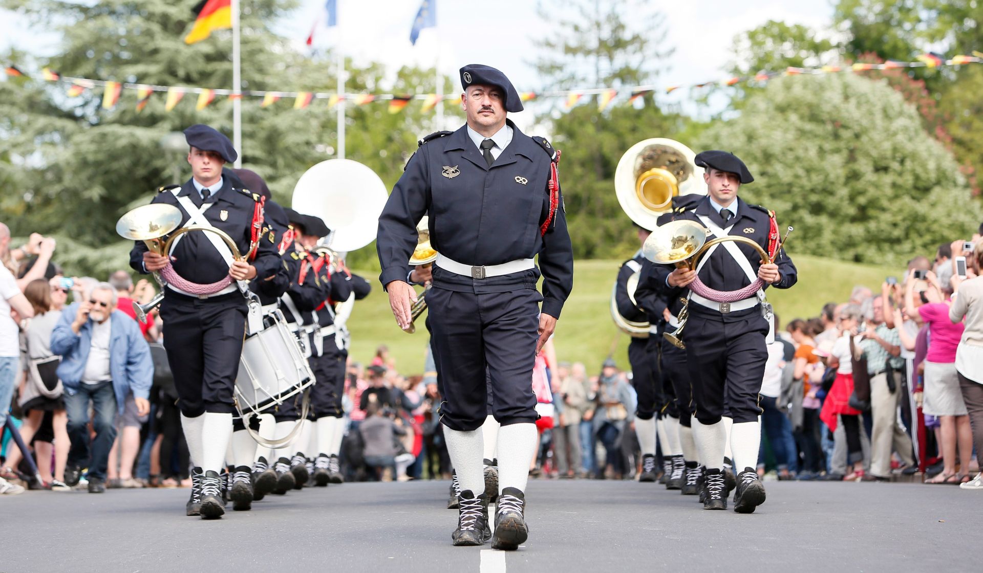 epa05332451 Reenactors wearing World War I military uniforms take part in a parade in the streets of Verdun, France, 27 May 2016, two days before the official ceremony marking the Centenary of the Battle of Verdun, in Verdun and Douaumont.  EPA/MATHIEU CUGNOT
