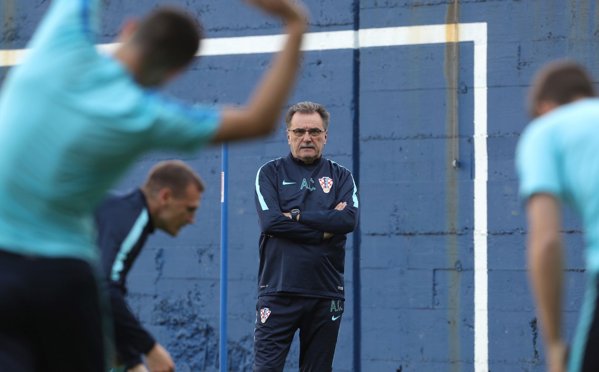 Zagreb, 20.05.2016 - Trening nogometaša Hrvatske nogometne reprezentacije na stadionu u Maksimiru nakon današnjeg okupljanja igrača uoći priprema i Europskog nogometnog prvenstva u Francuskoj. Na slici izbornik Ante Čačić.
foto HINA/ Damir SENČAR /ds