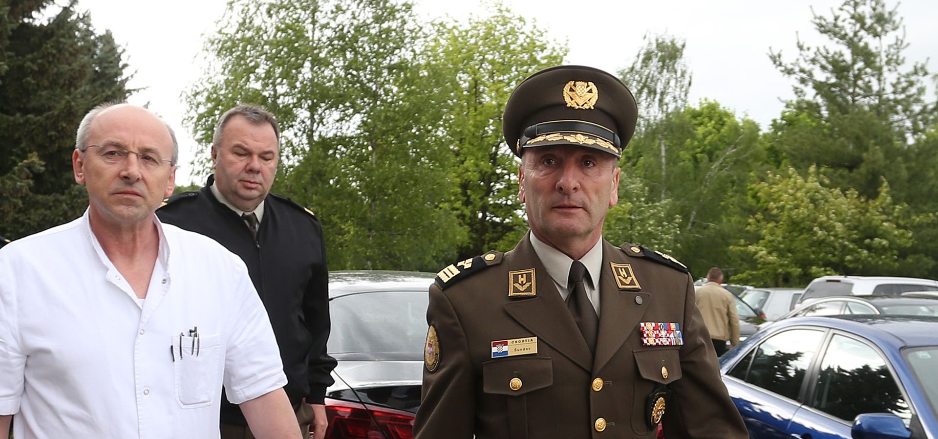 27.04.2016., Karlovac - Na vojnom poligonu Cerovac oko podneva nastradala su dva kadeta polaznika Hrvatskog vojnog ucilista. Ispred Opce bolnice Karlovac medijima su se obratili ravnatelj Opce bolnice karlovac Suad Crnica i general Mirko Sundov nacelnik Glavnog Stozera Oruzanih snaga RH. Photo: Kristina Stedul Fabac/PIXSELL