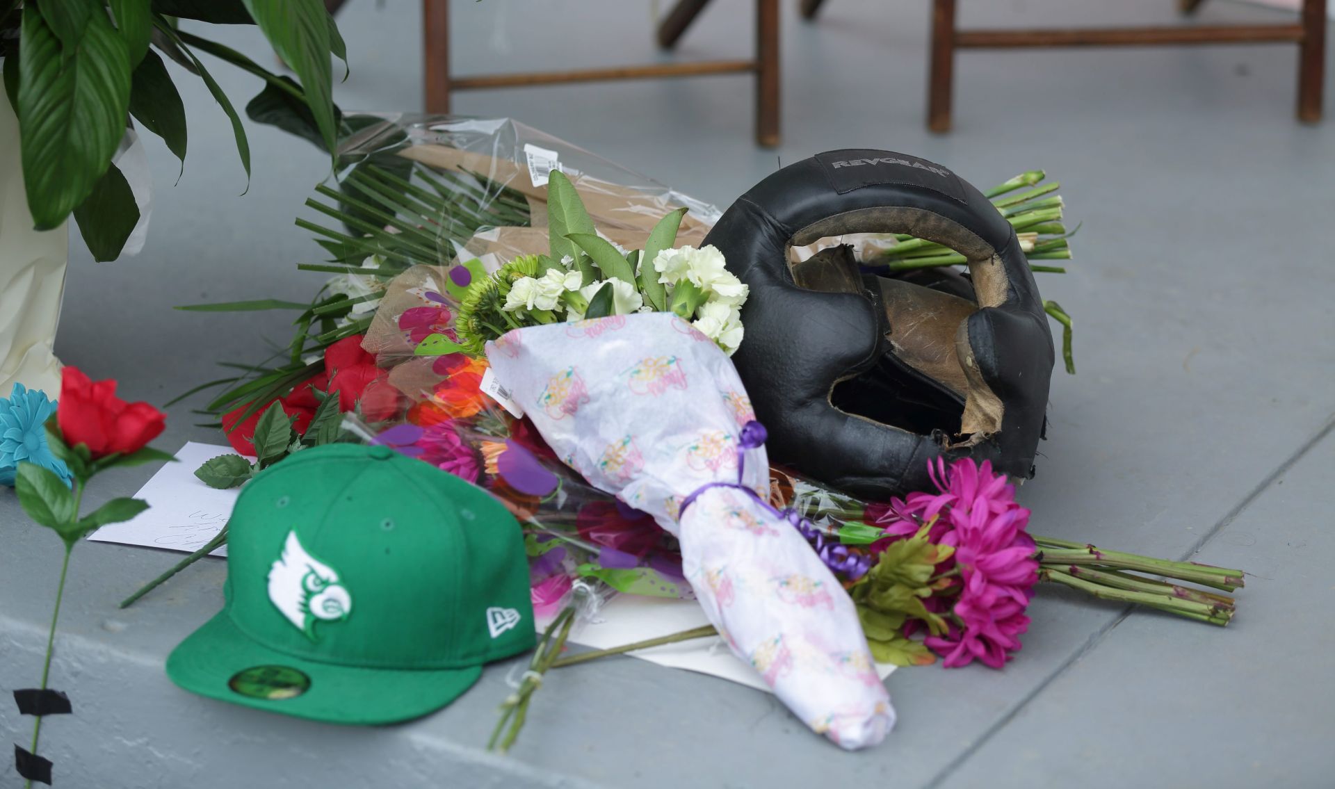 epa05345921 Mourners leave tributes at Muhammed Ali's boyhood home and museum in Louisville, Kentucky, USA, 04 June 2016. Born Cassius Clay, boxing legend Muhammad Ali, dubbed as 'The Greatest,' died on 03 June 2016 in Phoenix, Arizona, USA, at the age of 74, a family spokesman said.  EPA/STEVE C. MITCHELL