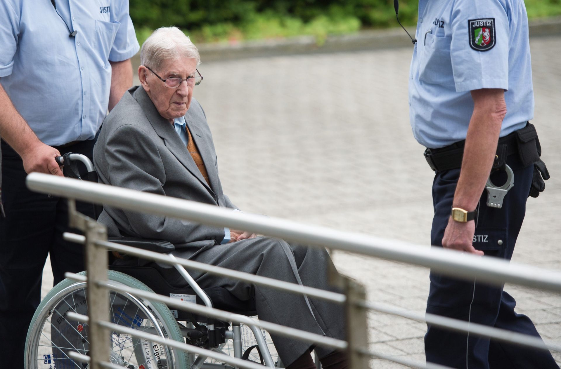 epa05356513 Defendant Reinhold Hanning attends a session of the trial against him, in Detmold, Germany, 11 June 2016. The 94-year-old World War II SS guard is facing a charge of being an accessory to at least 170,000 murders at Auschwitz concentration camp. Prosecutors state that he was a member of the SS 'Totenkopf' (Death's Head) Division and that he was stationed at the Nazi regime's death camp between early 1943 and June 1944.  EPA/BERND THISSEN