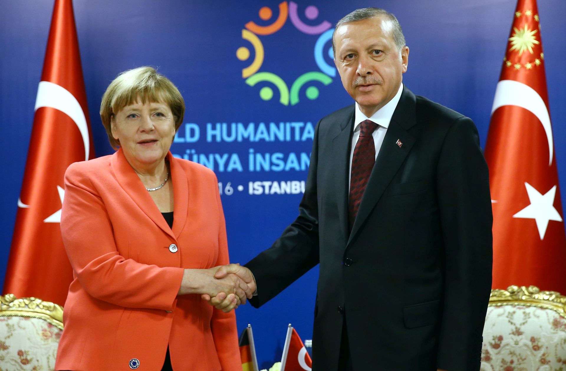 epa05325242 A handout picture provided by Turkish President Press office shows Turkish President Recep Tayyip Erdogan (R)  and German Chancellor Angela Merkel (L) shake hands prior a bilateral at World Humanitarian Summit, in Istanbul, Turkey, 23 May 2016.  World leaders meet on 23 and 24 May 2016 in Istanbul for an inaugurational summit on common humanity and to prevent and reduce human suffering.  EPA/TURKISH PRESIDENT PRESS OFFICE / HANDOUT  HANDOUT EDITORIAL USE ONLY/NO SALES