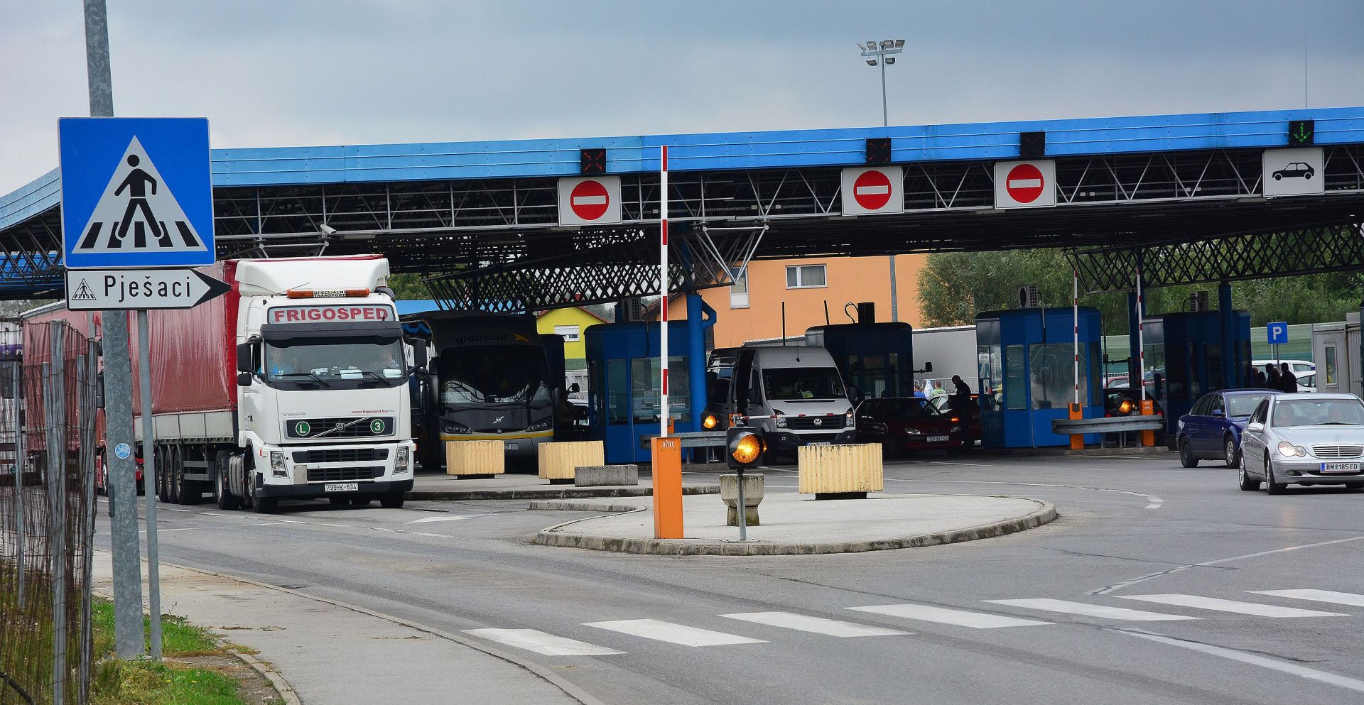 25.09.2015., Slavonski Brod - Zbog situacije na granicnom prijelazu Bajakovo i ostalima prema Srbiji sve je vise kamiona na granicnom prijelazu prema BiH u Slavonskom Brodu jer vozaci traze alternativne pravce. 
Photo: Ivica Galovic/PIXSELL