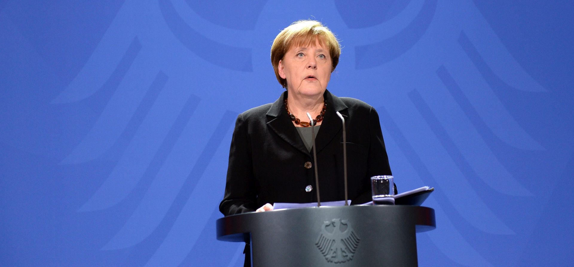 epa05239528 German Chancellor Angela Merkel delivers a statement following the death of former German foreign minister Hans-Dietrich Genscher at the Chancellery in Berlin, Germany, 01 April 2016. Genscher died on 01 April 2016 aged 89.  EPA/BRITTA PEDERSEN