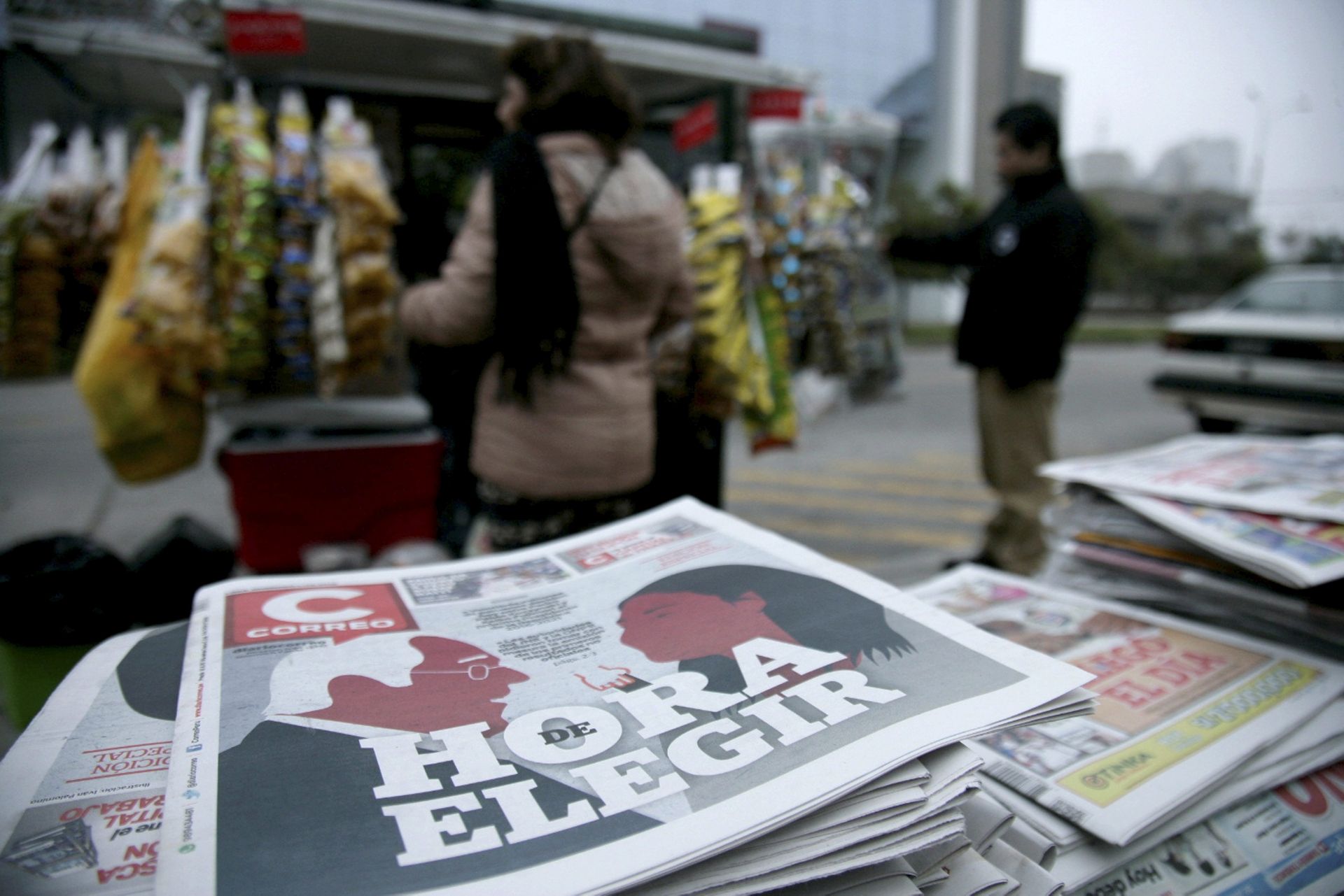 epa05347576 The front pages of various newspapers have on their covers information about the electoral process , in Lima, Peru, on 05 June 2016. Peruvians are going to the polls Sunday to choose, in a second round, the new president of the country for the period 2016-2021, between Keiko Fujimori and Pedro Pablo Kuczynski.  EPA/EDUARDO CAVERO