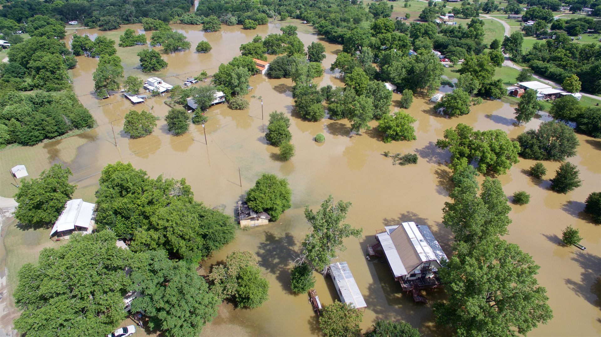 epaselect epa05346081 An aerial view of the Horseshoe Bend neighborhood inundated with flood waters near Granbury, Texas, USA, 04 June 2016. Heavy rains have caused flooding along the Brazos River.  EPA/BRANDON WADE