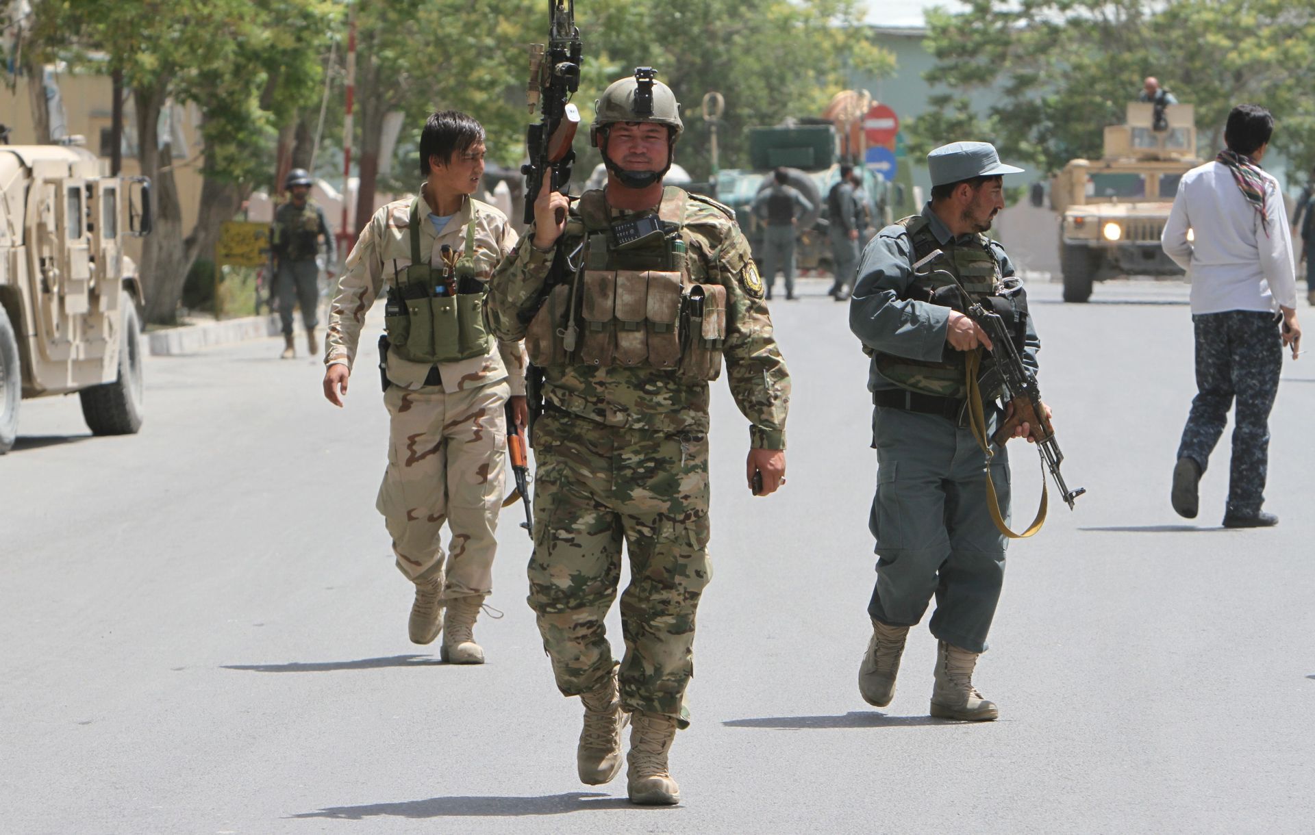 epa05340036 Afghan security officials secure the scene of an attack by Taliban militants at local courts in Ghazni, Afghanistan 01 June 2016. Six suicide bombers wearing Afghan forces uniform attacked the Ghazni courts killing one policeman and wounding three including a policeman and a court official. All the six bombers were killed by Afghan security forces.  EPA/SAYED MUSTAFA