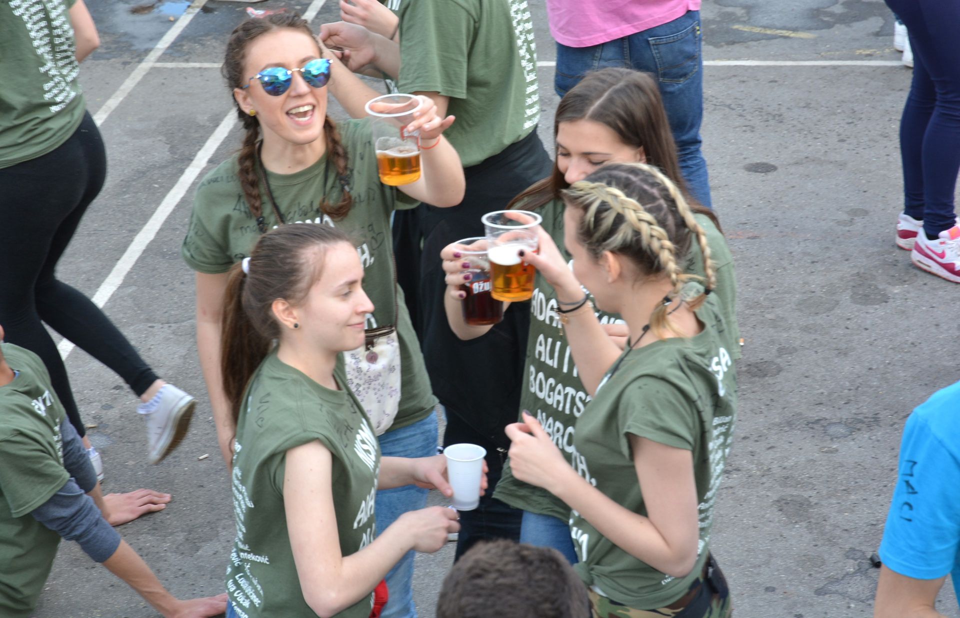 17.05.2016., Bjelovar - Maturanti tradicionalno, nakon povorke gradom, slave uz pjesmu i ples na na starom rukometnom igralistu.
Photo: Damir Spehar/PIXSELL
