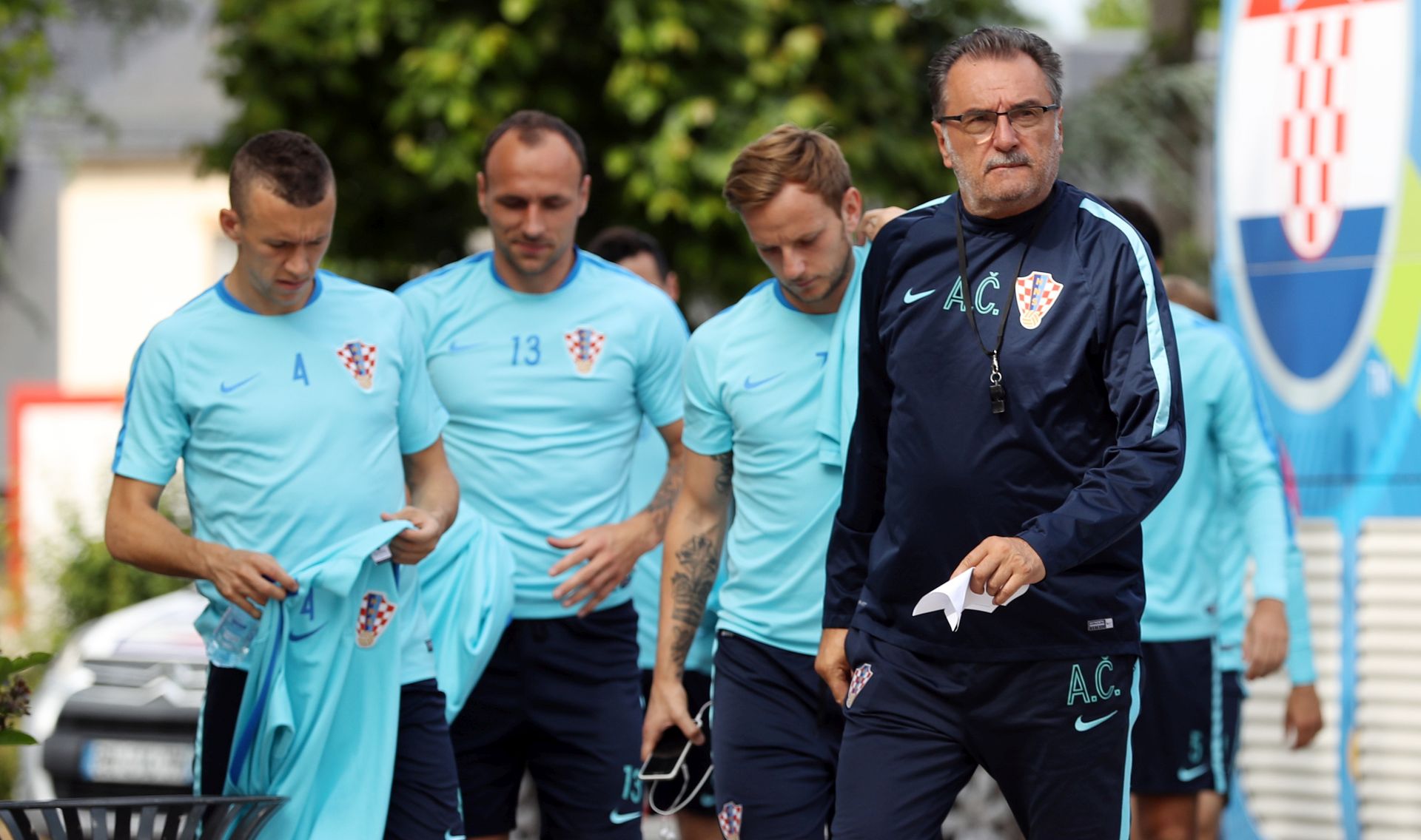 Deauville, 19.06.2016 - Dolazak hrvatskih nogometnih reprezentativaca na trening u Deauvilleu. Na slici izbornik Ante Èaèiæ i Ivan Rakitiæ, Gordon Schildenfeld i Ivan Periiæ.
foto HINA/ Damir SENÈAR /ds