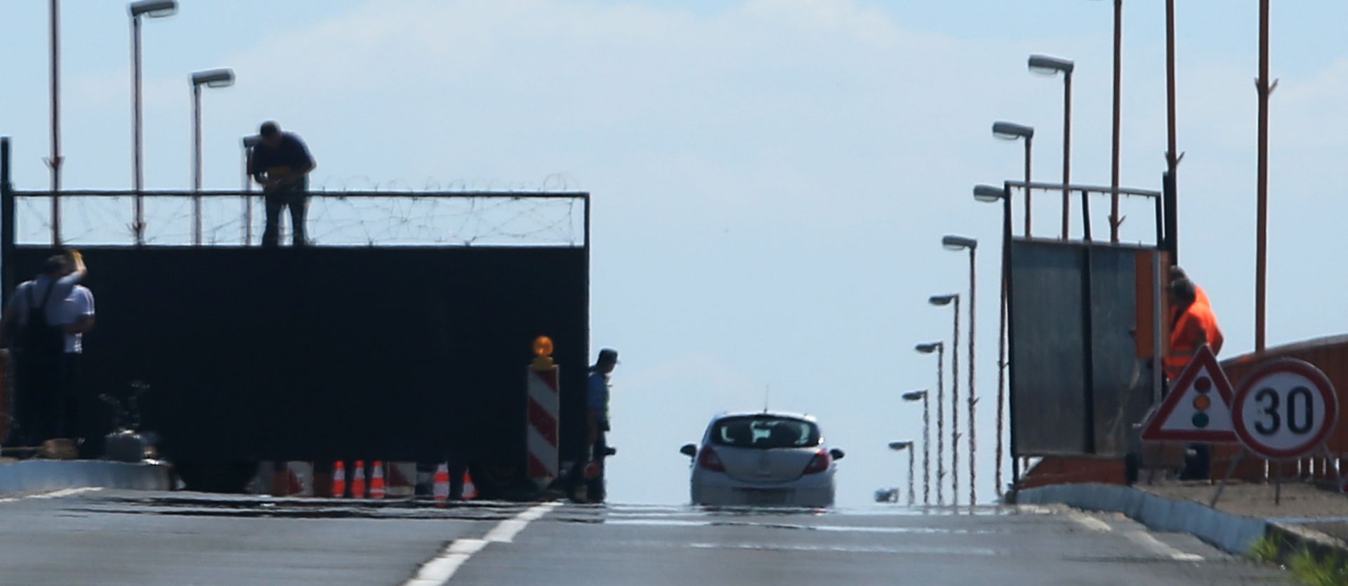 30.06.2016., Batina - Granicni prijelaz Batina koji je zatvoren iz sigurnosnih razloga zbog migranata. Tijekom danasnjeg dana na samom mostu bit ce postavljena ograda.
Photo: Davor Javorovic/PIXSELL