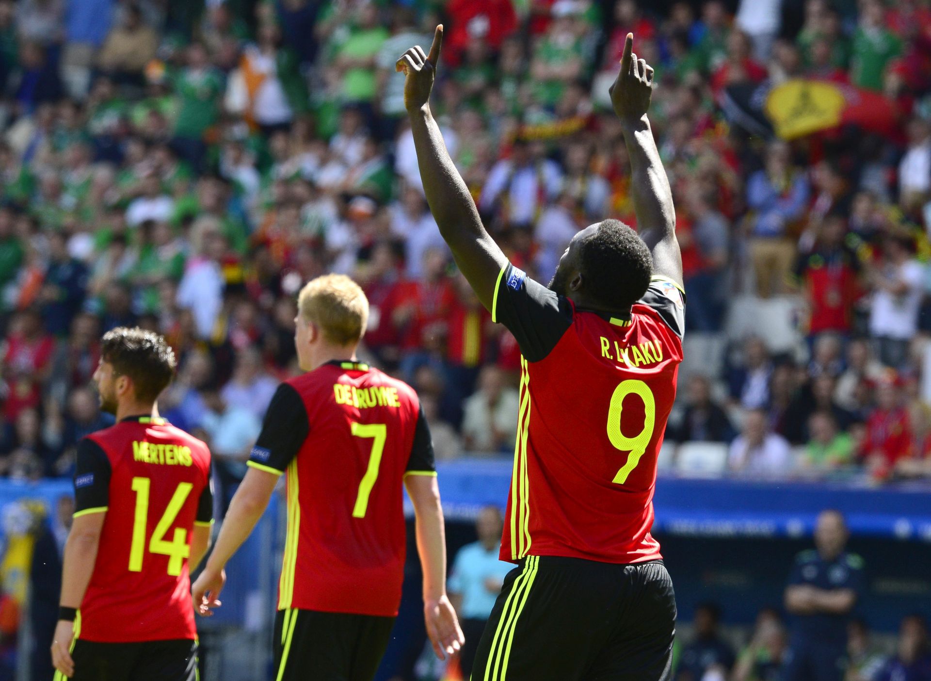 epa05375015 Romelu Lukaku (R) of Belgium celebrates scoring the 3-0 lead during the UEFA EURO 2016 group E preliminary round match between Belgium and Ireland at Stade de Bordeaux in Bordeaux, France, 18 June 2016.

(RESTRICTIONS APPLY: For editorial news reporting purposes only. Not used for commercial or marketing purposes without prior written approval of UEFA. Images must appear as still images and must not emulate match action video footage. Photographs published in online publications (whether via the Internet or otherwise) shall have an interval of at least 20 seconds between the posting.)  EPA/CAROLINE BLUMBERG   EDITORIAL USE ONLY