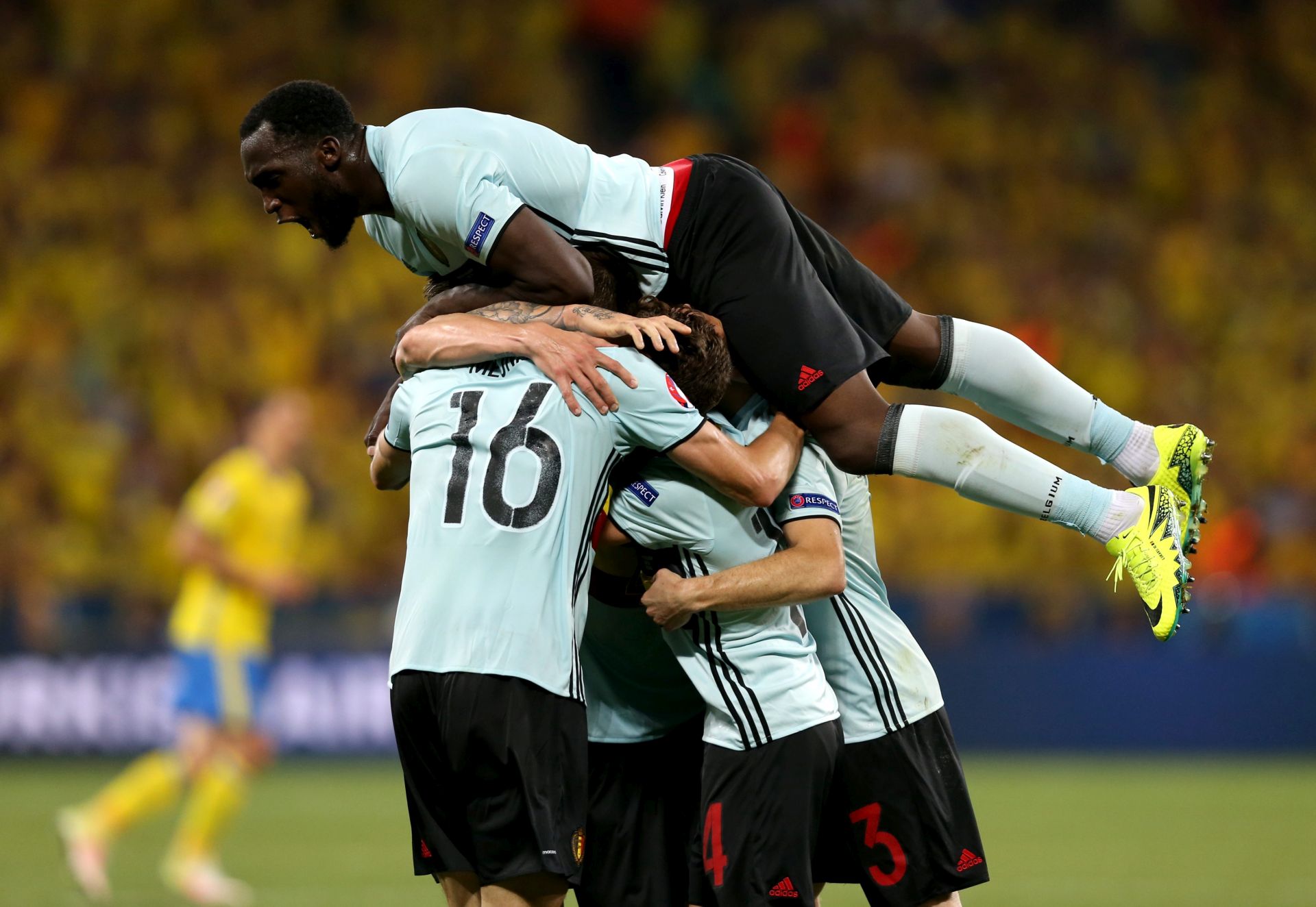 epa05384888 Belgium players celebrate after Radja Nainggolan (not pictured) scored the 1-0 goal during the UEFA EURO 2016 group E preliminary round match between Sweden and Belgium at Stade de Nice in Nice, France, 22 June 2016.

(RESTRICTIONS APPLY: For editorial news reporting purposes only. Not used for commercial or marketing purposes without prior written approval of UEFA. Images must appear as still images and must not emulate match action video footage. Photographs published in online publications (whether via the Internet or otherwise) shall have an interval of at least 20 seconds between the posting.)  EPA/TOLGA BOZOGLU   EDITORIAL USE ONLY