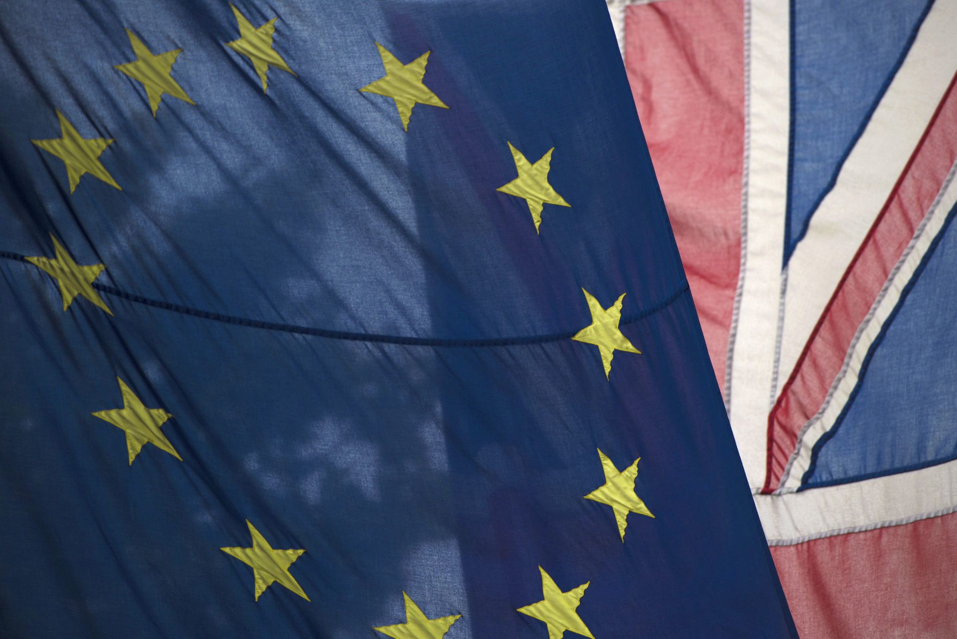epa05383385 A British Union flag, commonly known as a Union Jack (R),  flies next to a European Union (EU) flag, in London, Britain, 22 June 2016. Britons will vote on whether to remain in or leave the EU in a referendum on 23 June 2016.  EPA/HANNAH MCKAY
